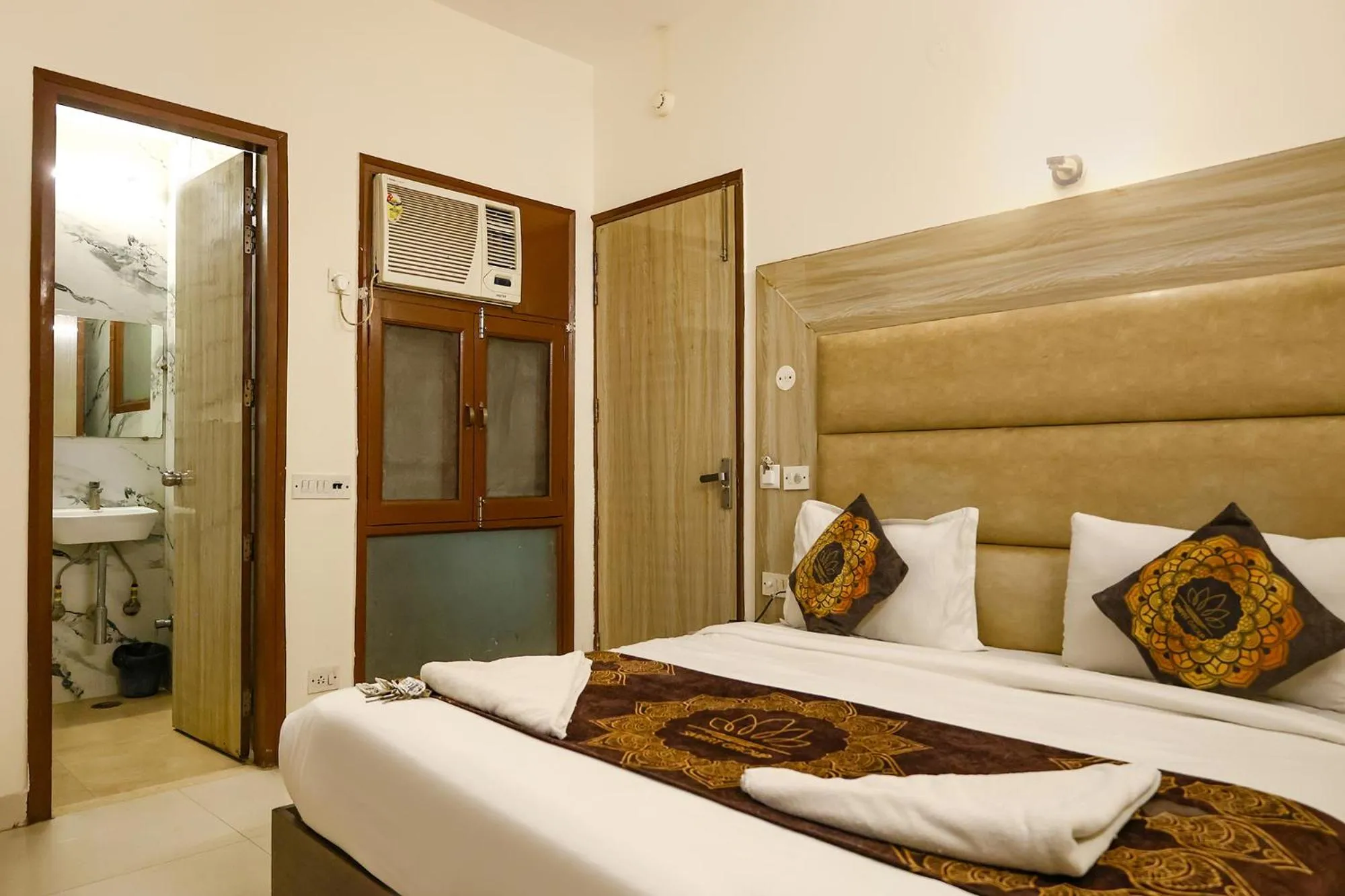 Bed in Hotel HSP Suites - Nr IGI Airport, New Delhi