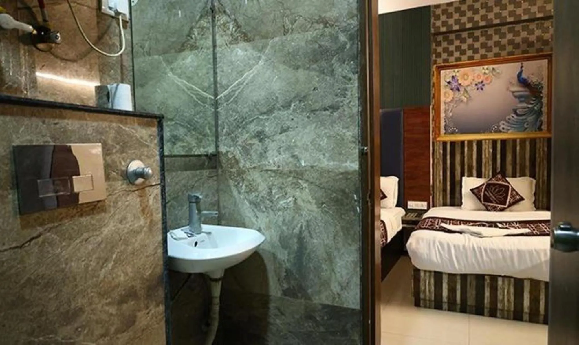 Bathroom, Bed in FabHotel HSP Suites - Near IGI Airport - New Delhi