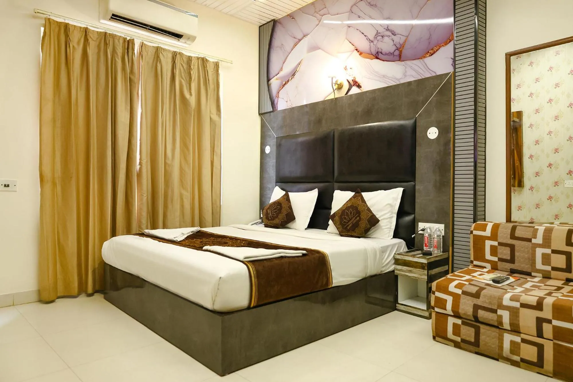 Bed in Hotel HSP Suites - Nr IGI Airport, New Delhi