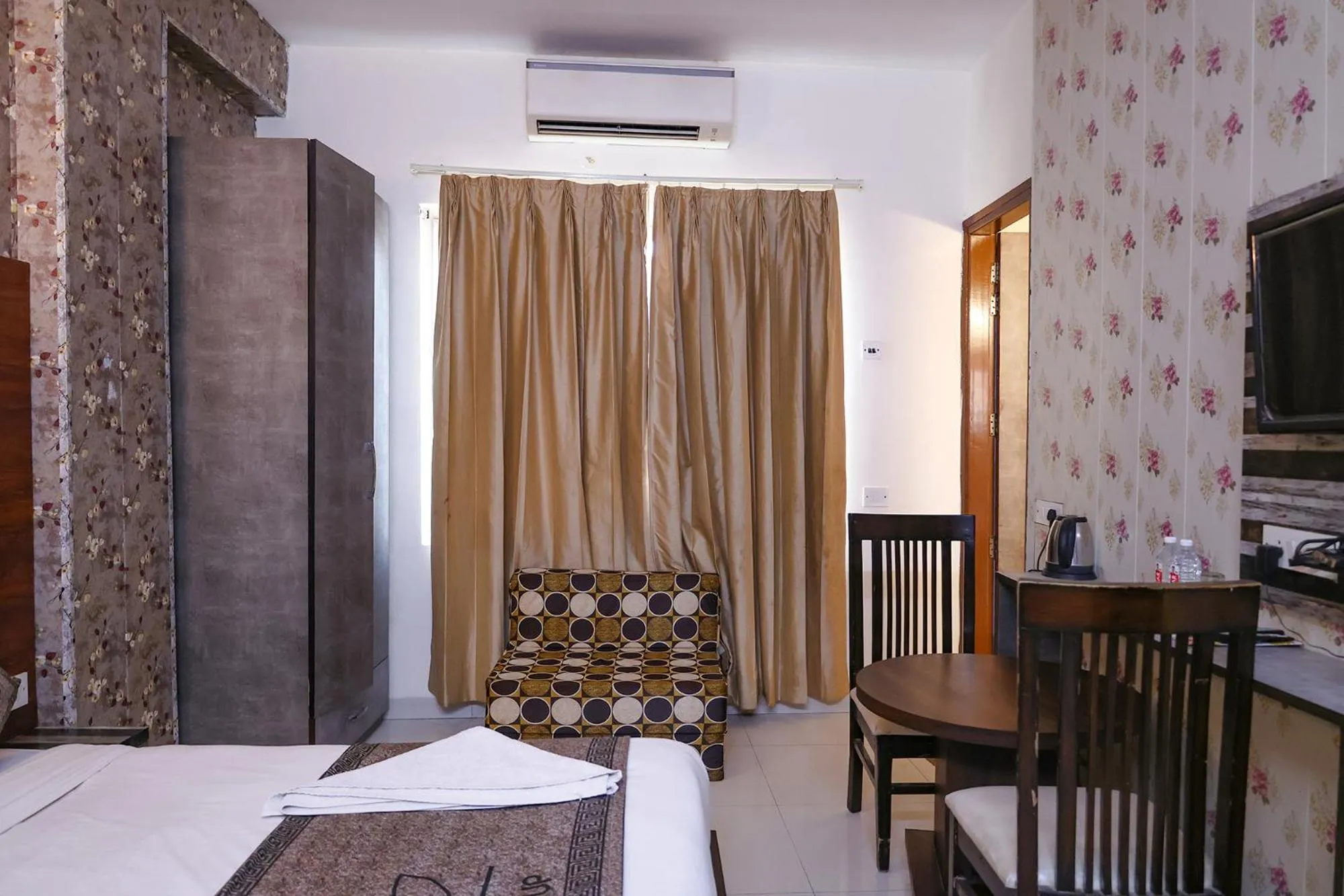 Bed in Hotel HSP Suites - Nr IGI Airport, New Delhi