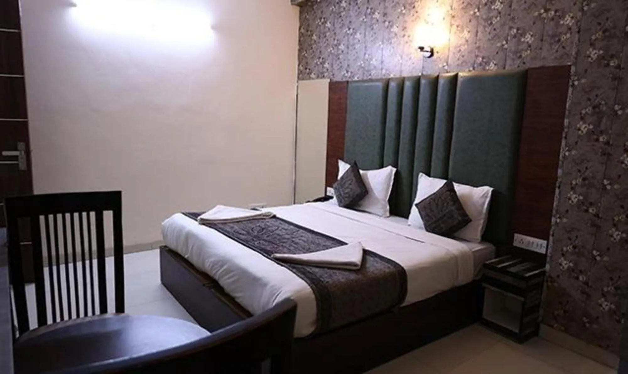 Bed in FabHotel HSP Suites - Near IGI Airport - New Delhi