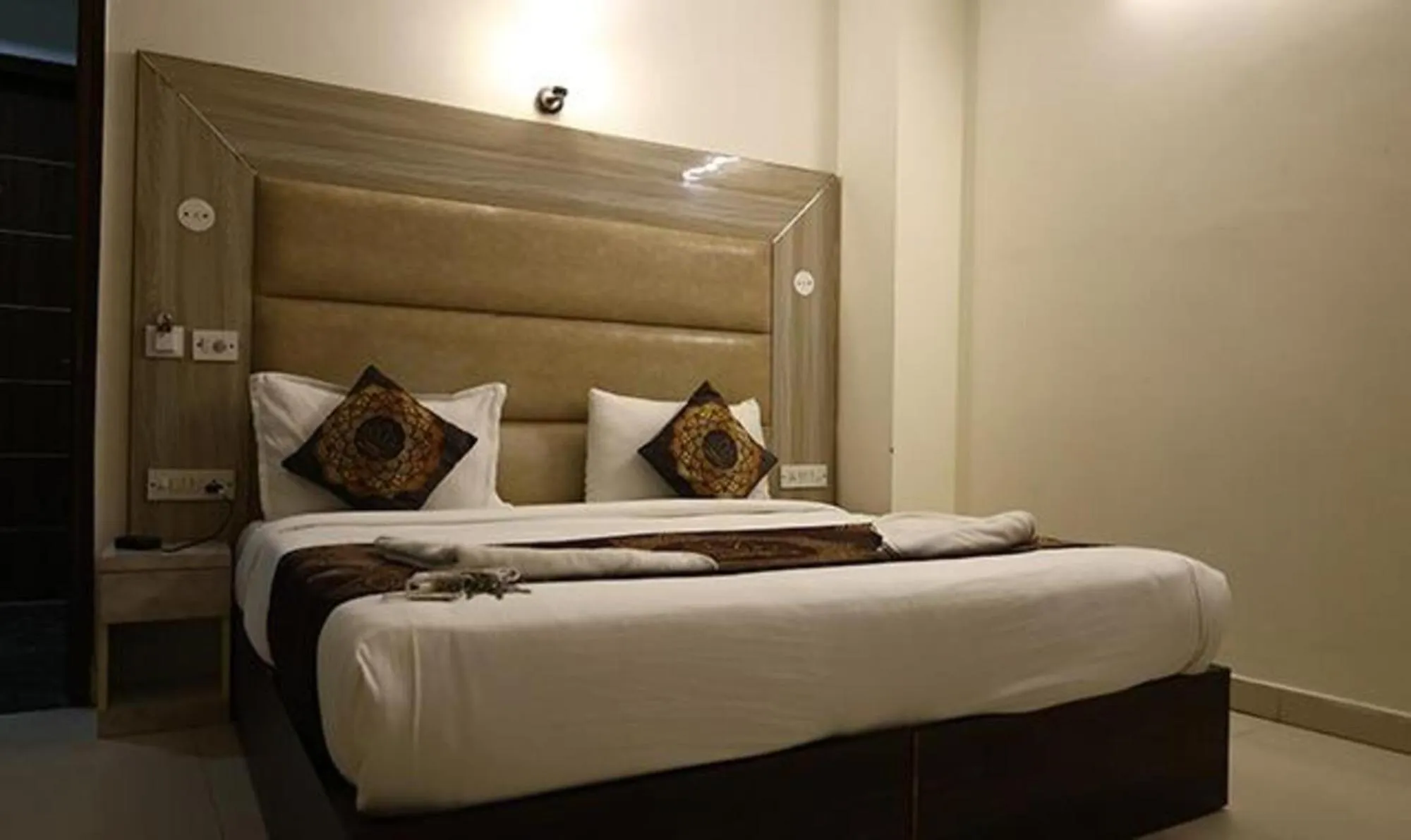 Bed in FabHotel HSP Suites - Near IGI Airport - New Delhi