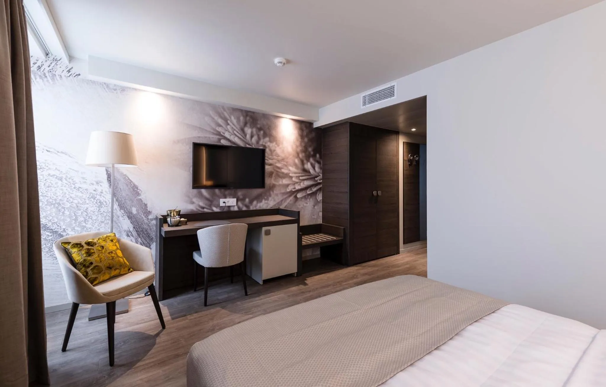 TV and multimedia, Bed in Ambassador Boutique Hotel