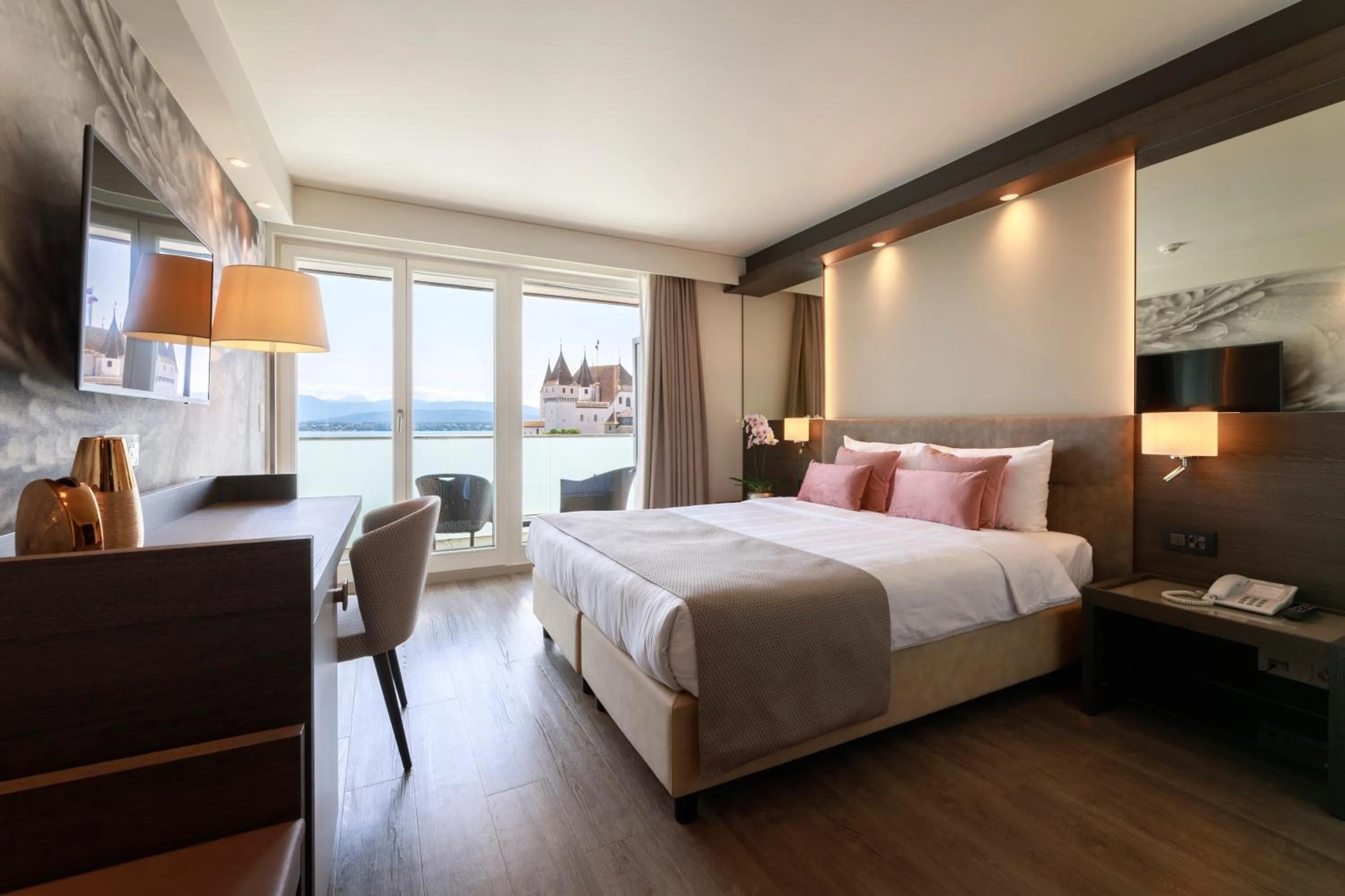 Lake view, Bed in Ambassador Boutique Hotel