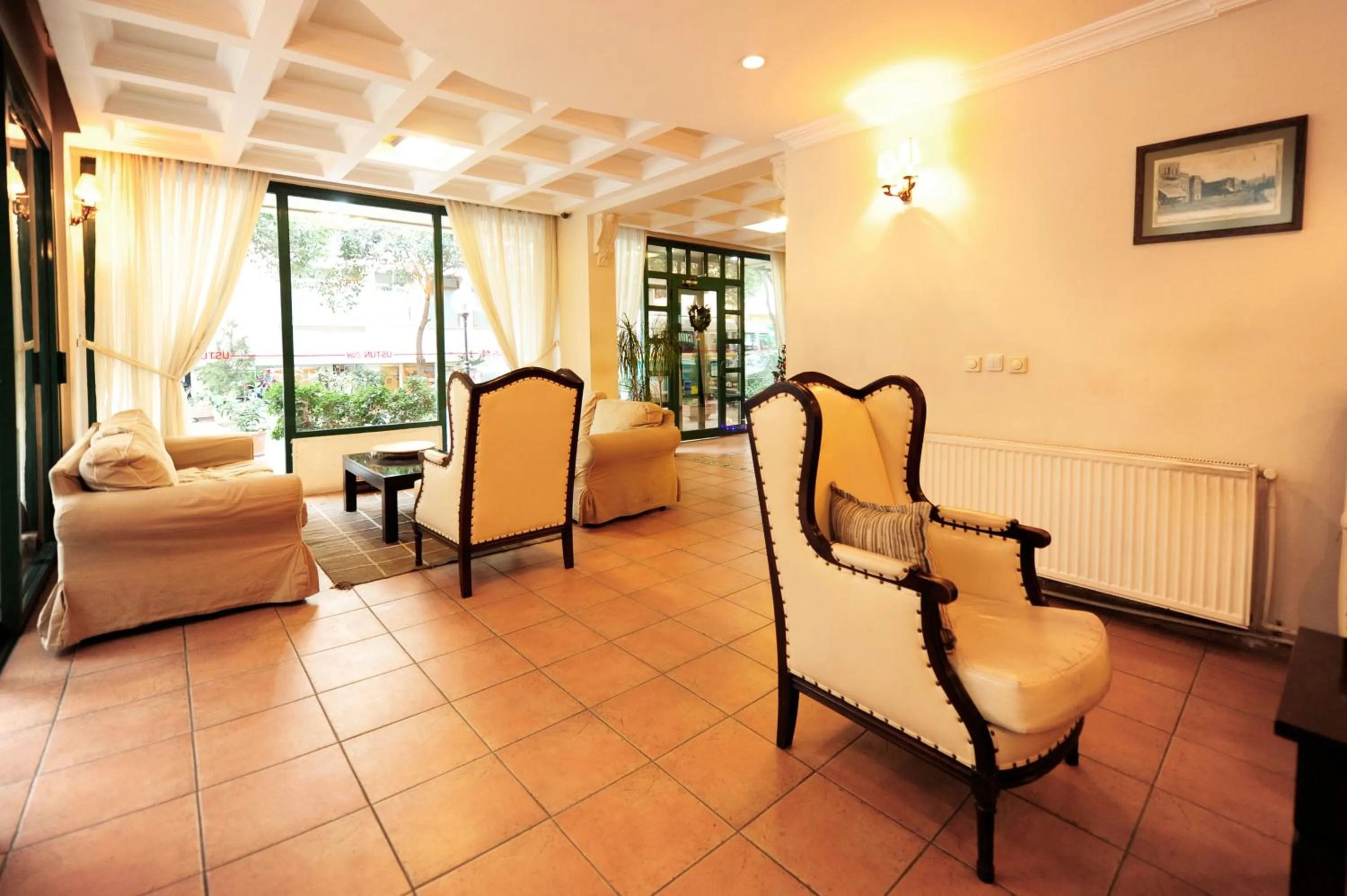 Seating area in Üstün Hotel Alsancak