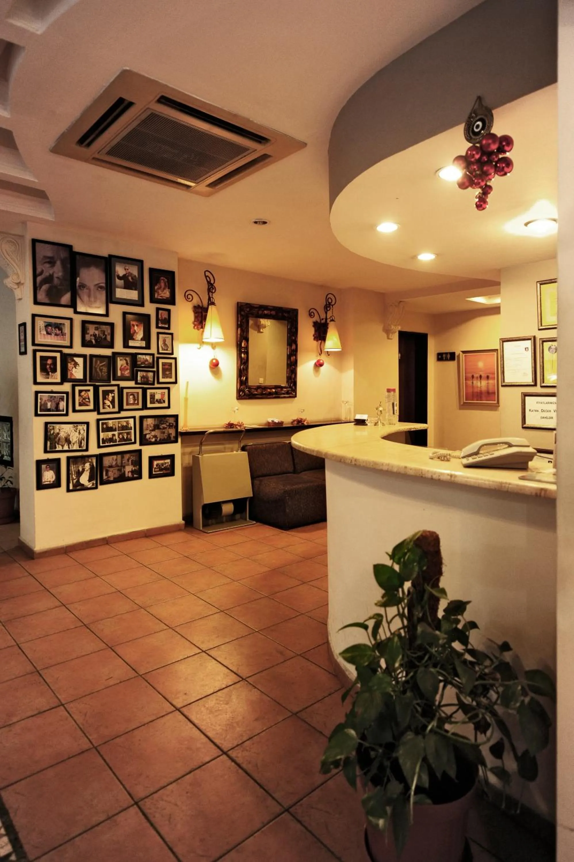 Lobby or reception in Üstün Hotel Alsancak