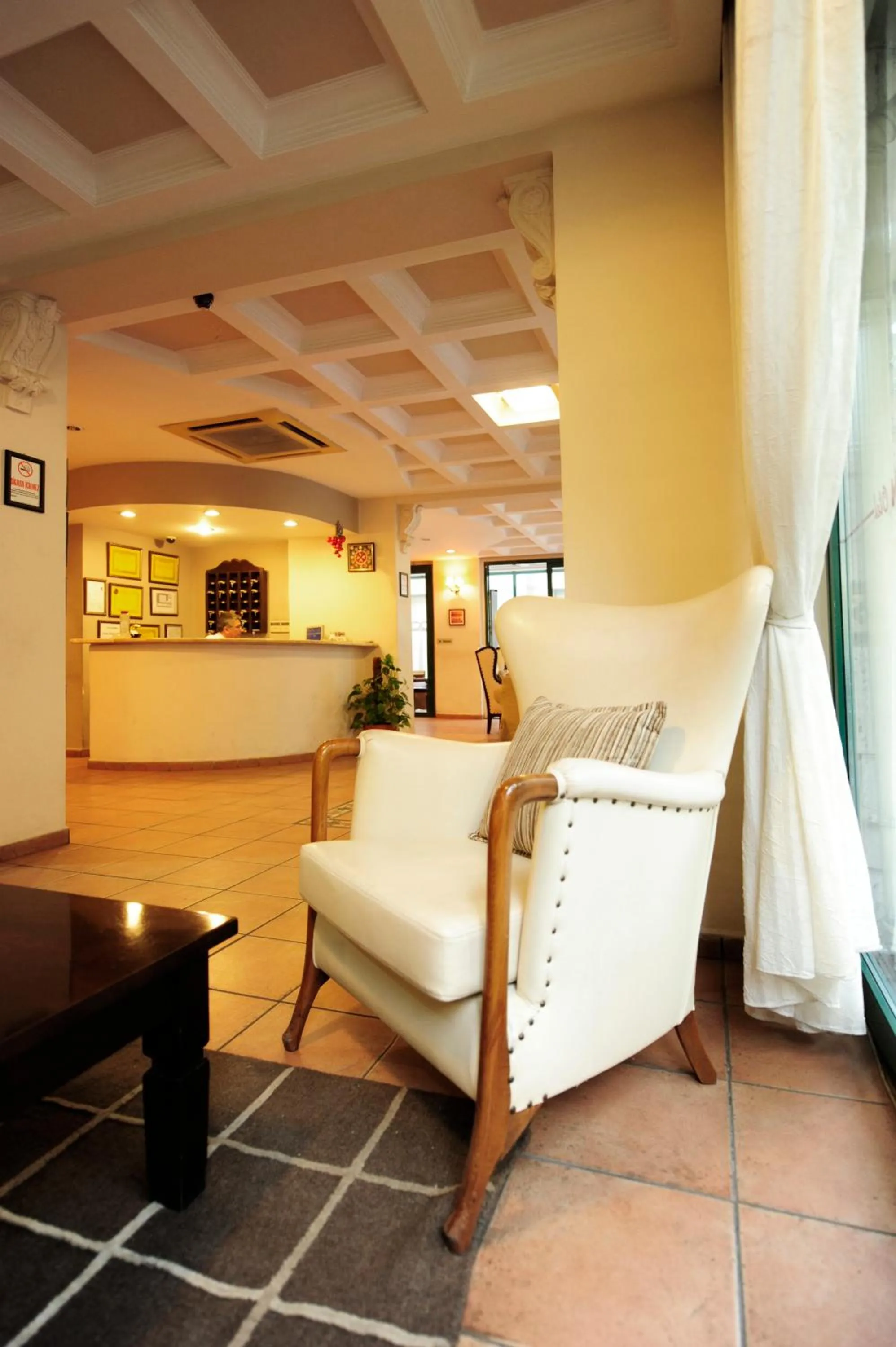 Seating area in Üstün Hotel Alsancak