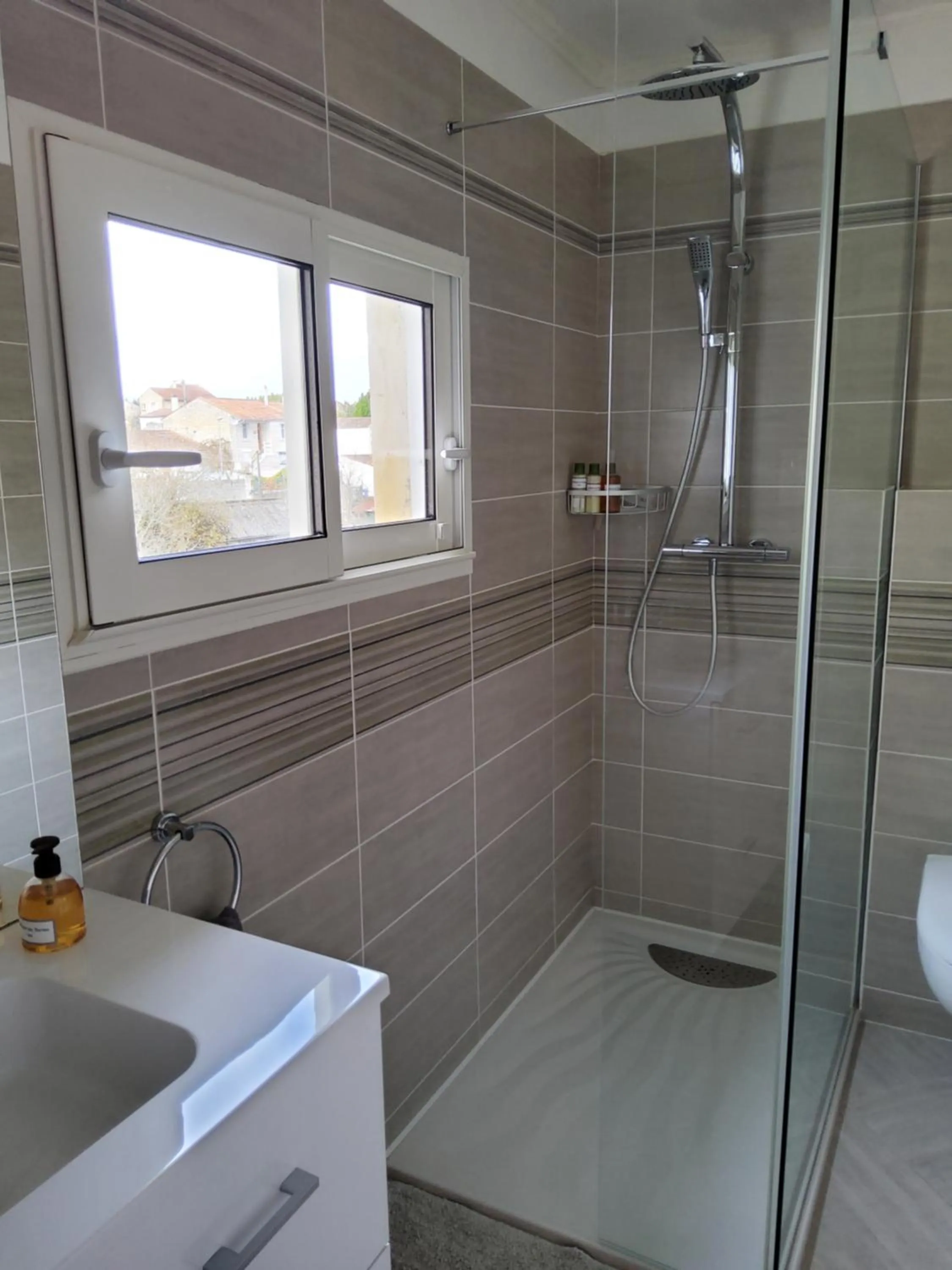 Shower in La Maison des Thermes, Chambre d'hôte