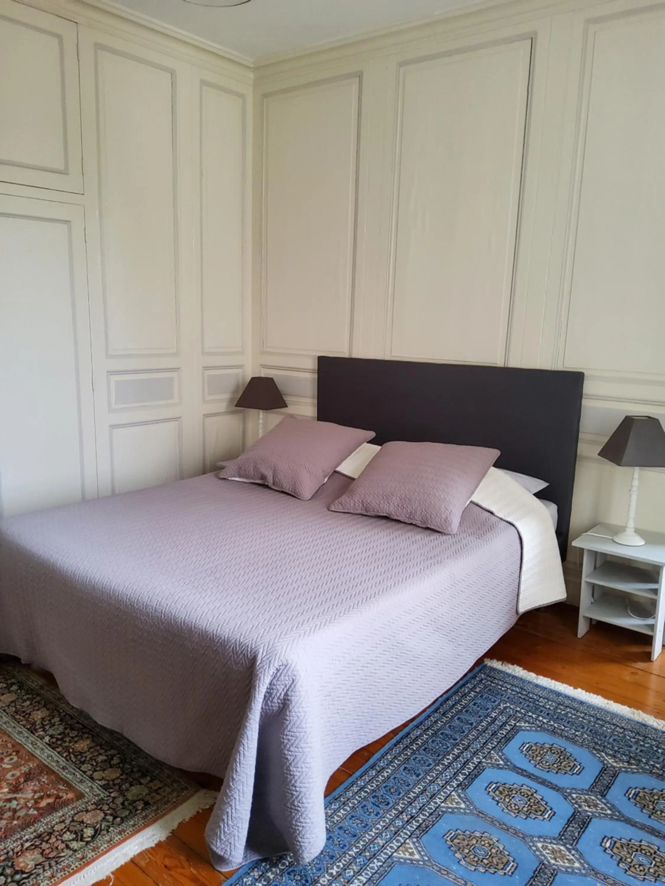 Bed in La Maison des Thermes, Chambre d'hôte