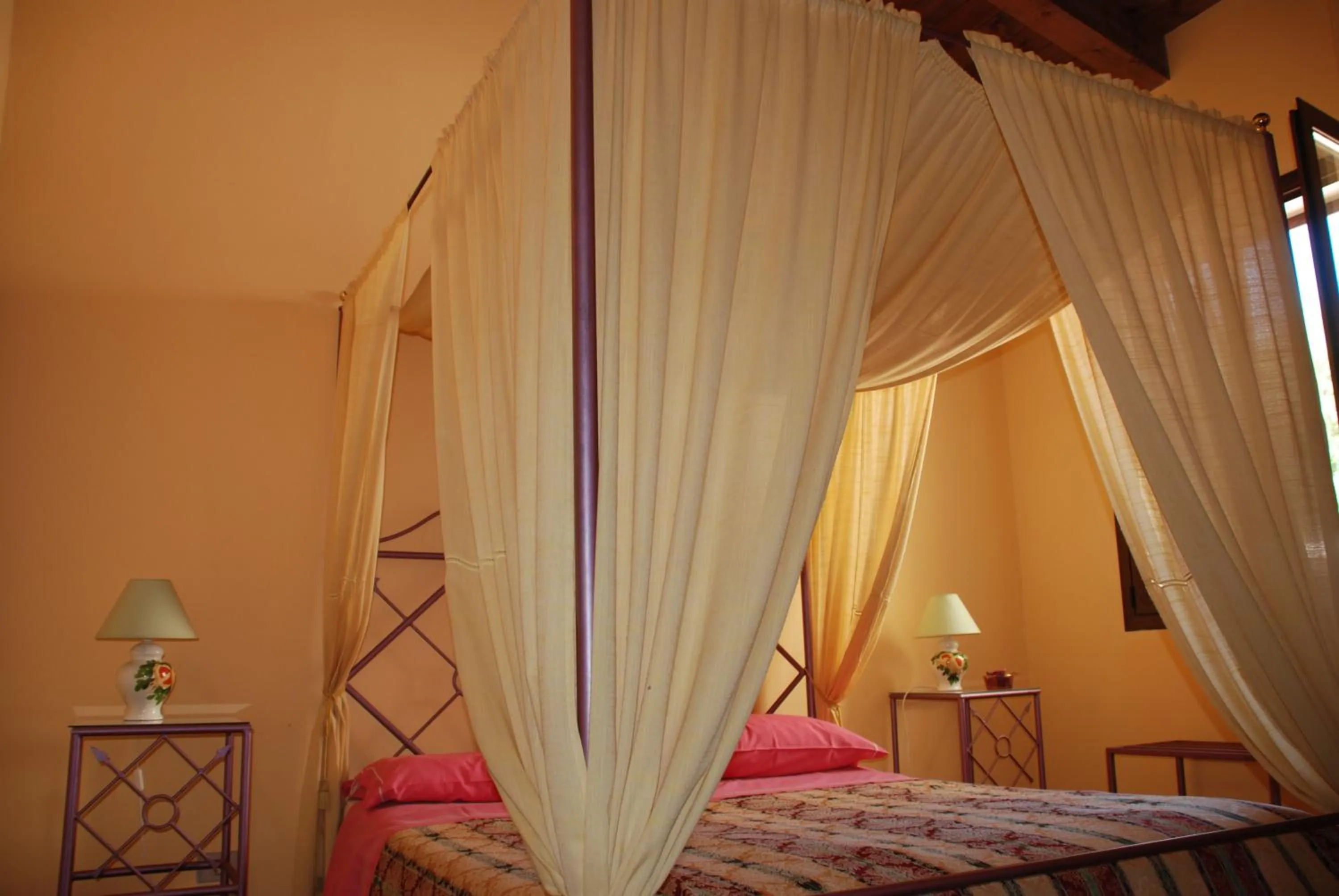 Bedroom, Bed in Terrauzza Sul Mare di Renata Emmolo