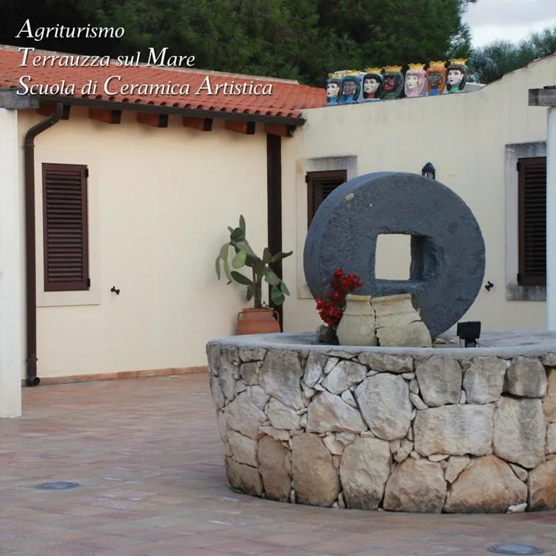 Facade/entrance in Terrauzza Sul Mare di Renata Emmolo