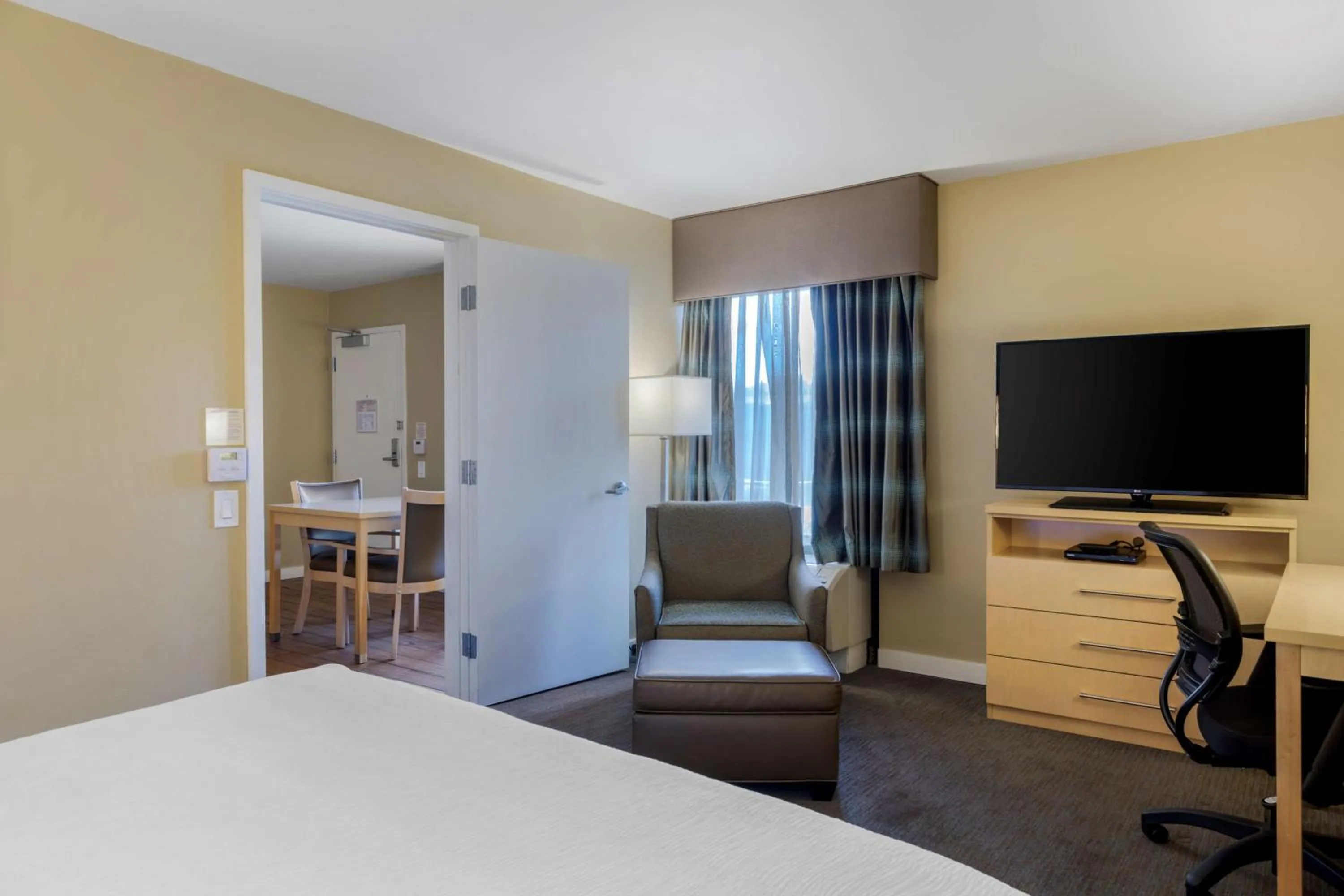 King Suite with Roll-In Shower and Sofa Bed - Disability Access/Non-Smoking in Best Western Plus South Coast Inn