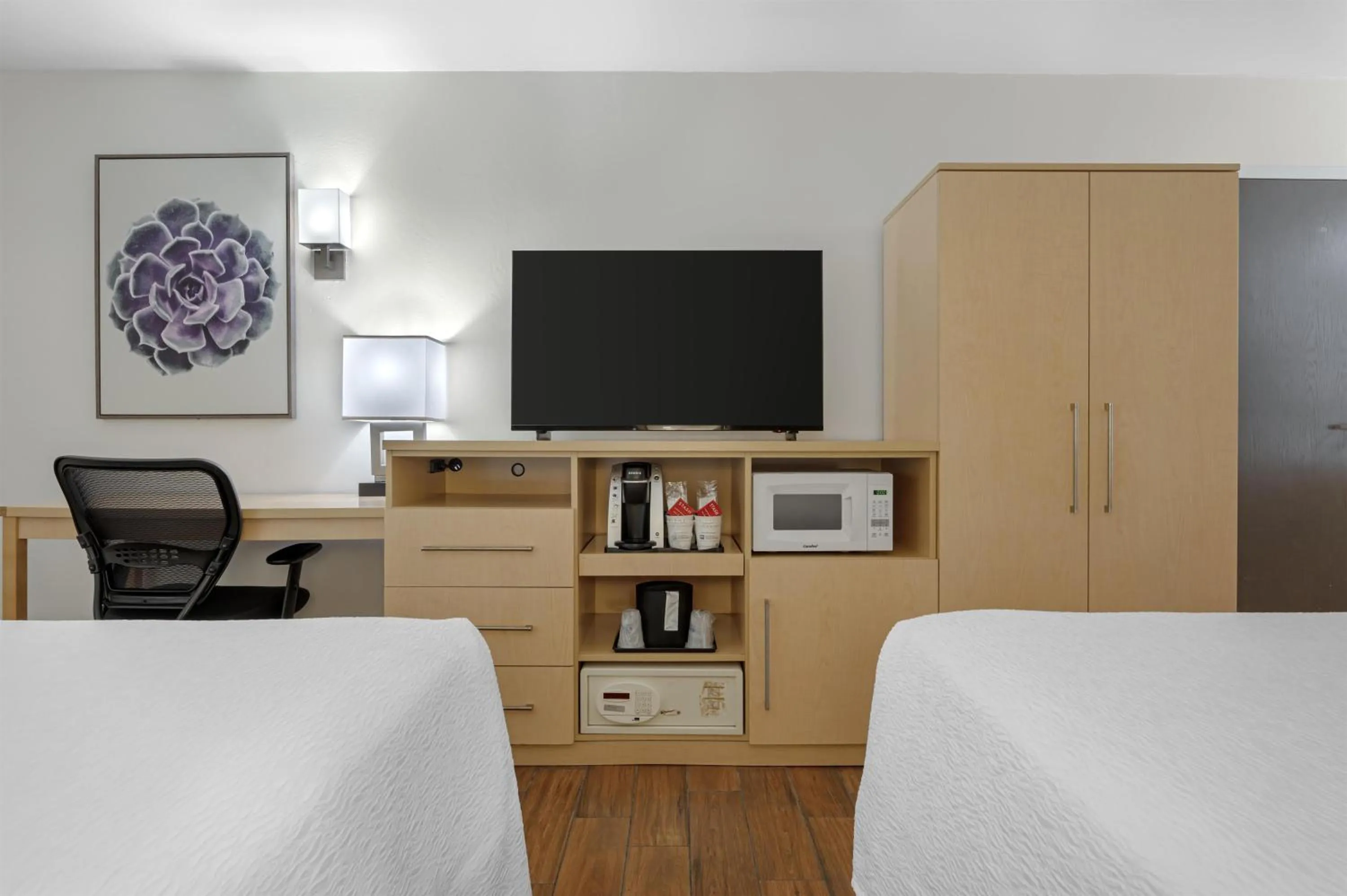 Bedroom, Bed in Best Western Plus South Coast Inn