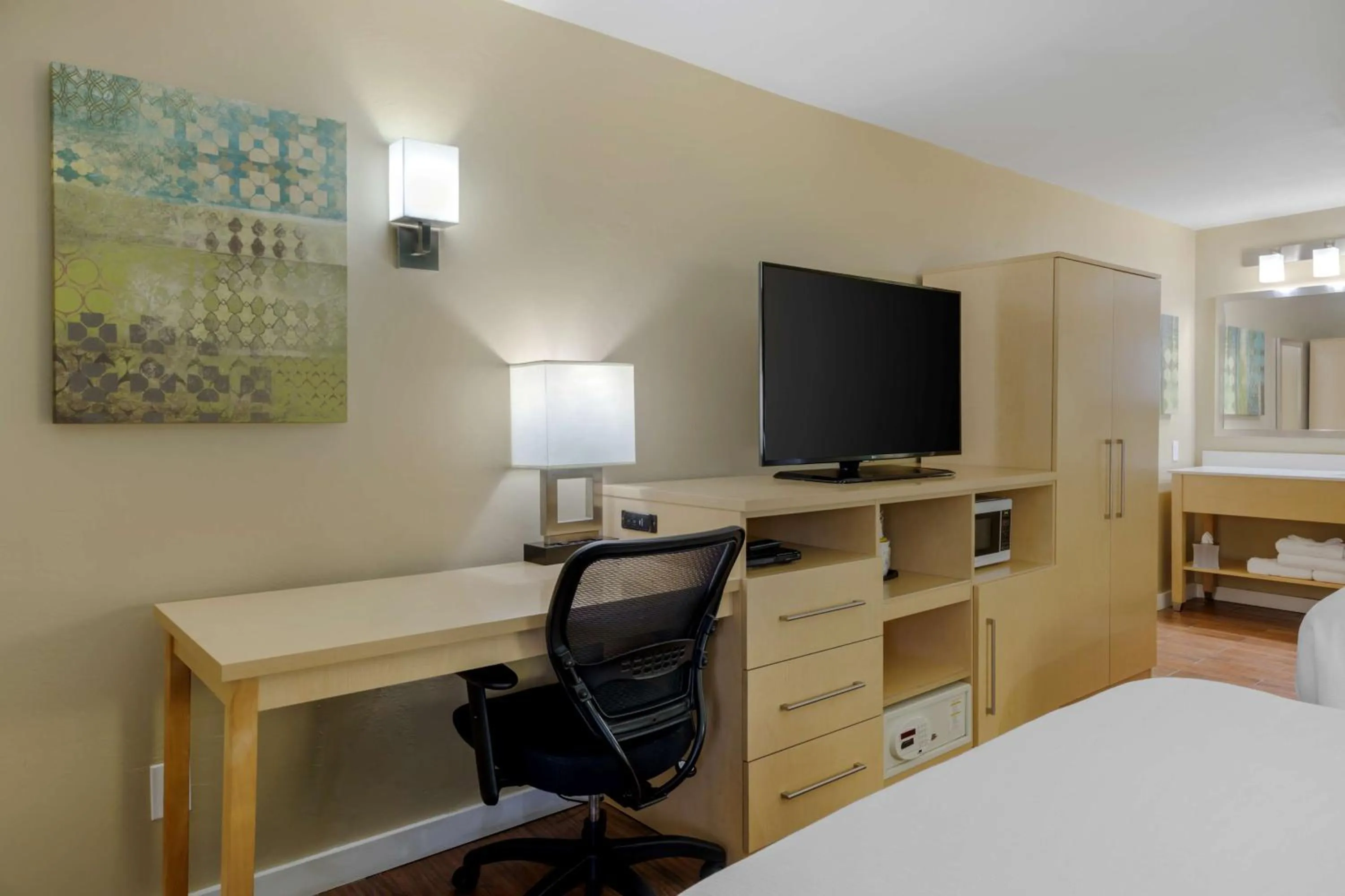 Queen Rooms with Two Queen Beds with Courtyard View in Best Western Plus South Coast Inn