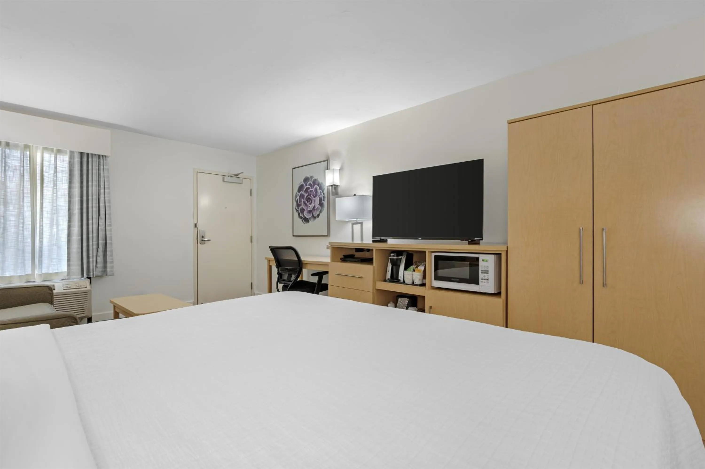 Bedroom, Bed in Best Western Plus South Coast Inn