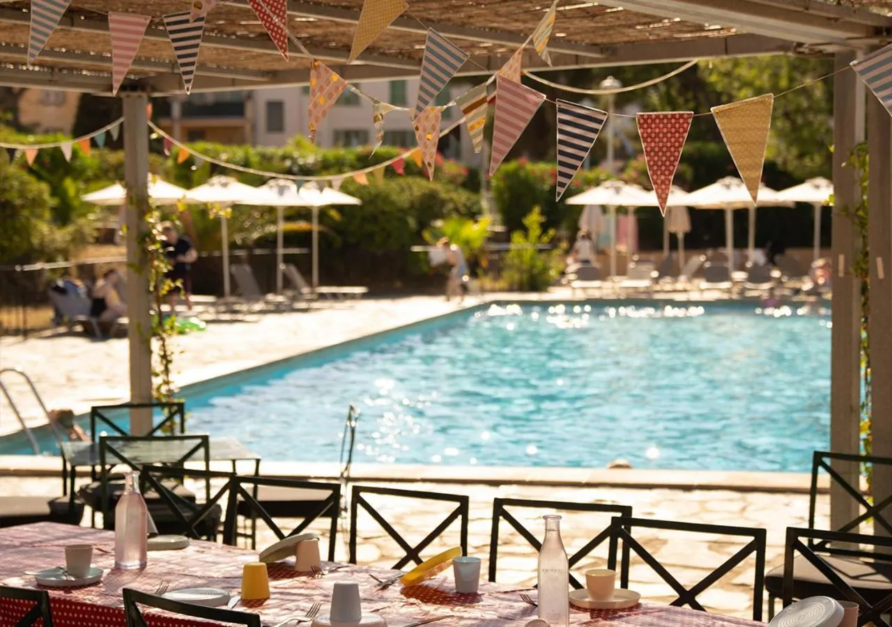 Swimming pool in Langley Resort Napoléon Bonaparte