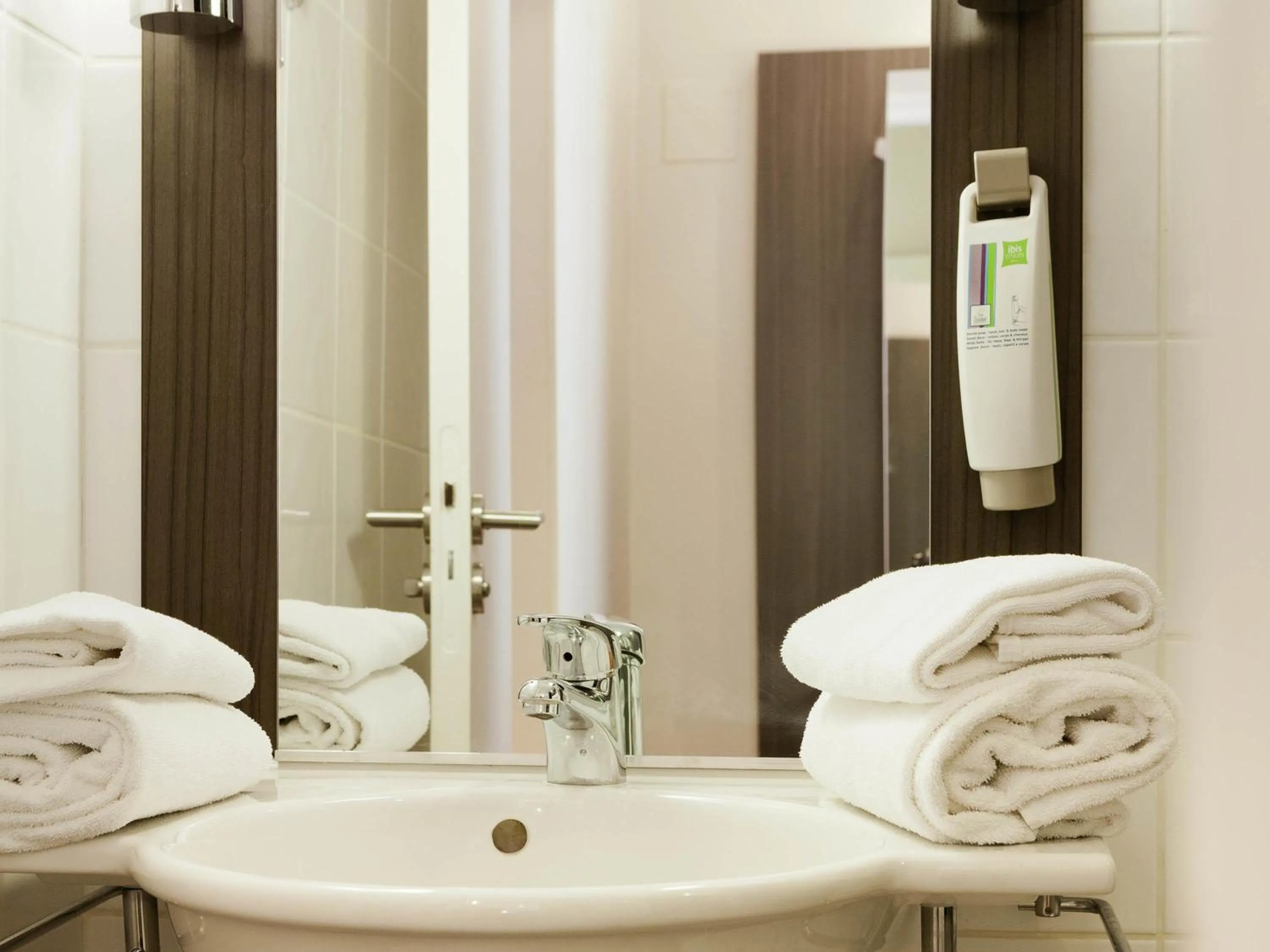 Bedroom in Ibis Styles Nantes Centre Place Graslin