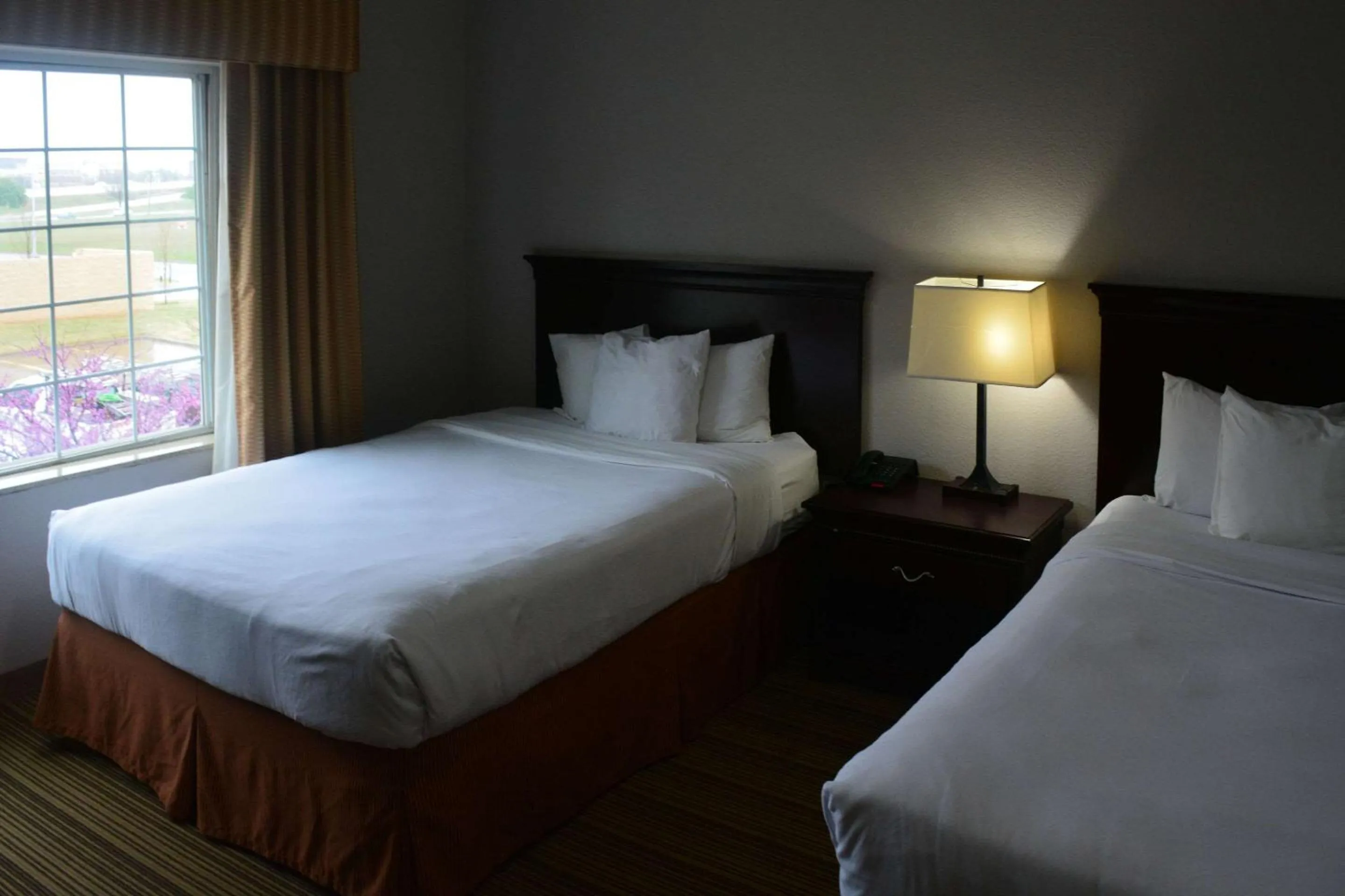Bedroom, Bed in Country Inn & Suites by Radisson, Oklahoma City - Quail Springs, OK