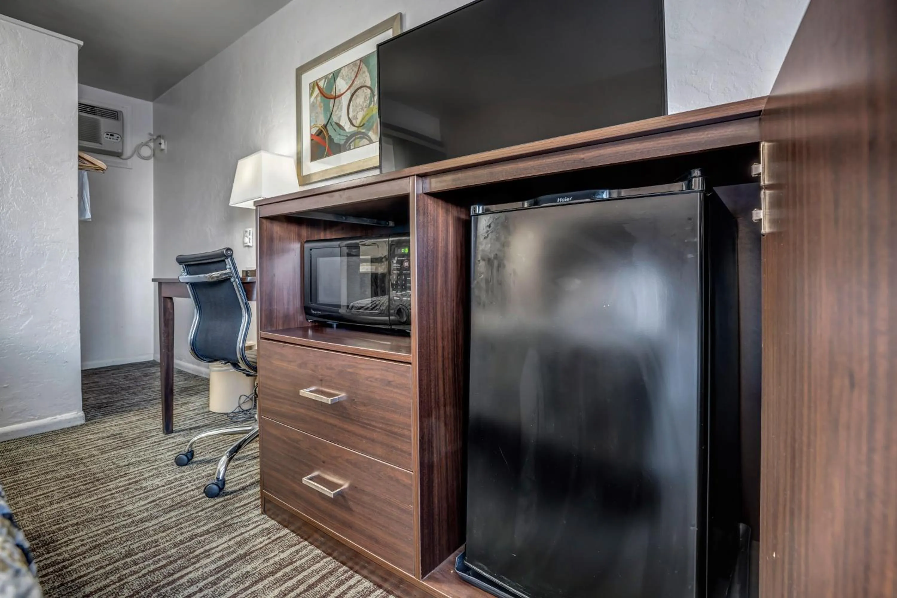 minibar in Eastside Lodge