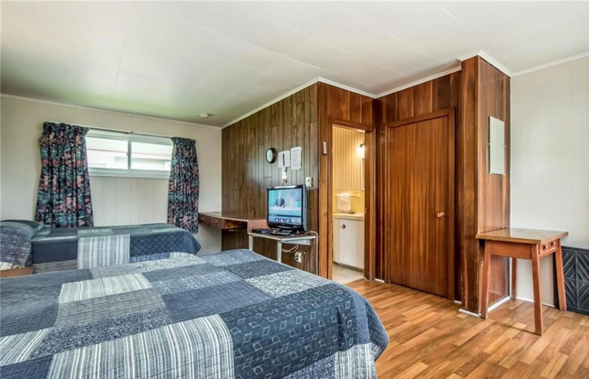 Bedroom, Bed in Regent Motel