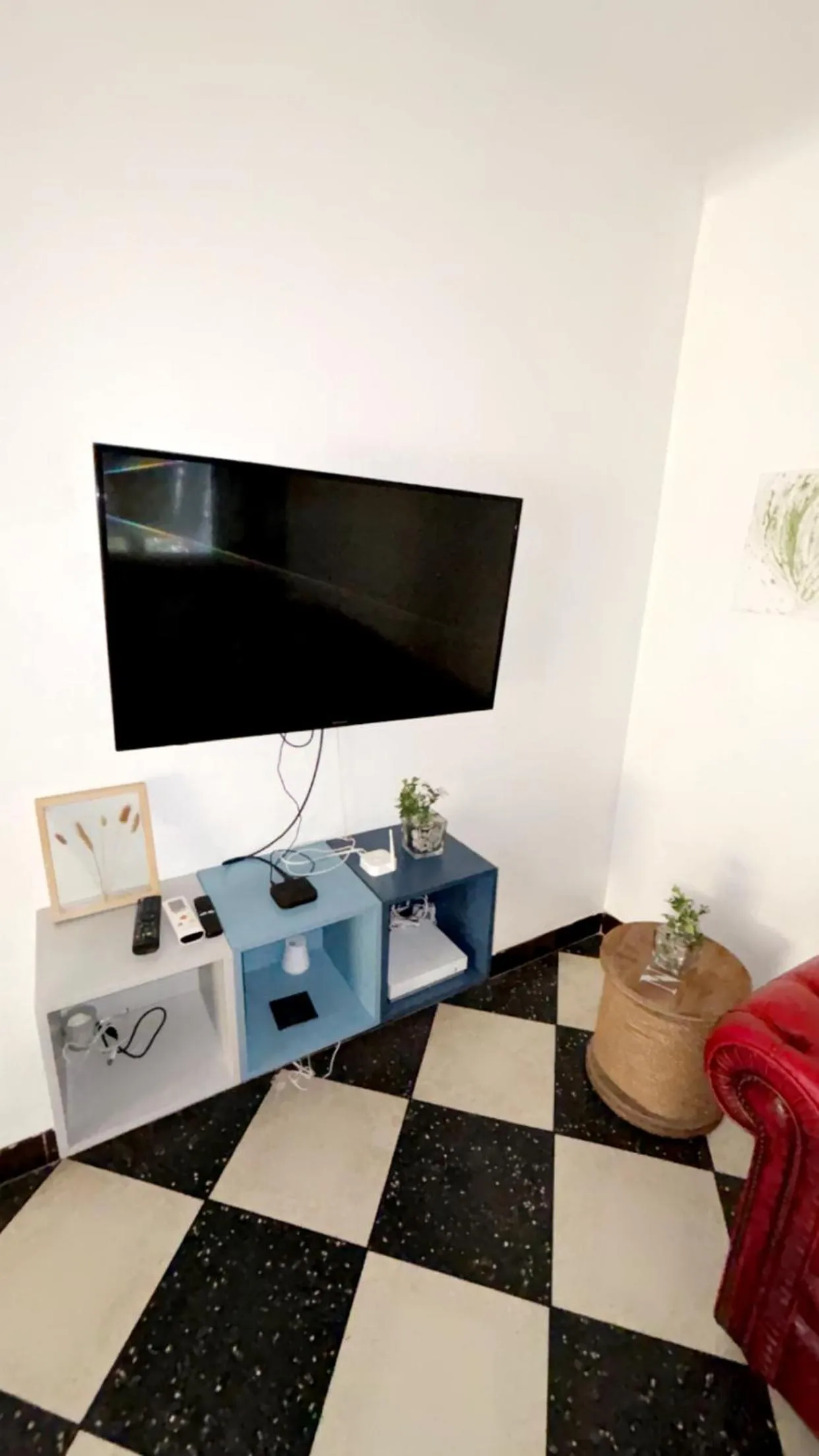 TV/Entertainment Center in Chambre provençale