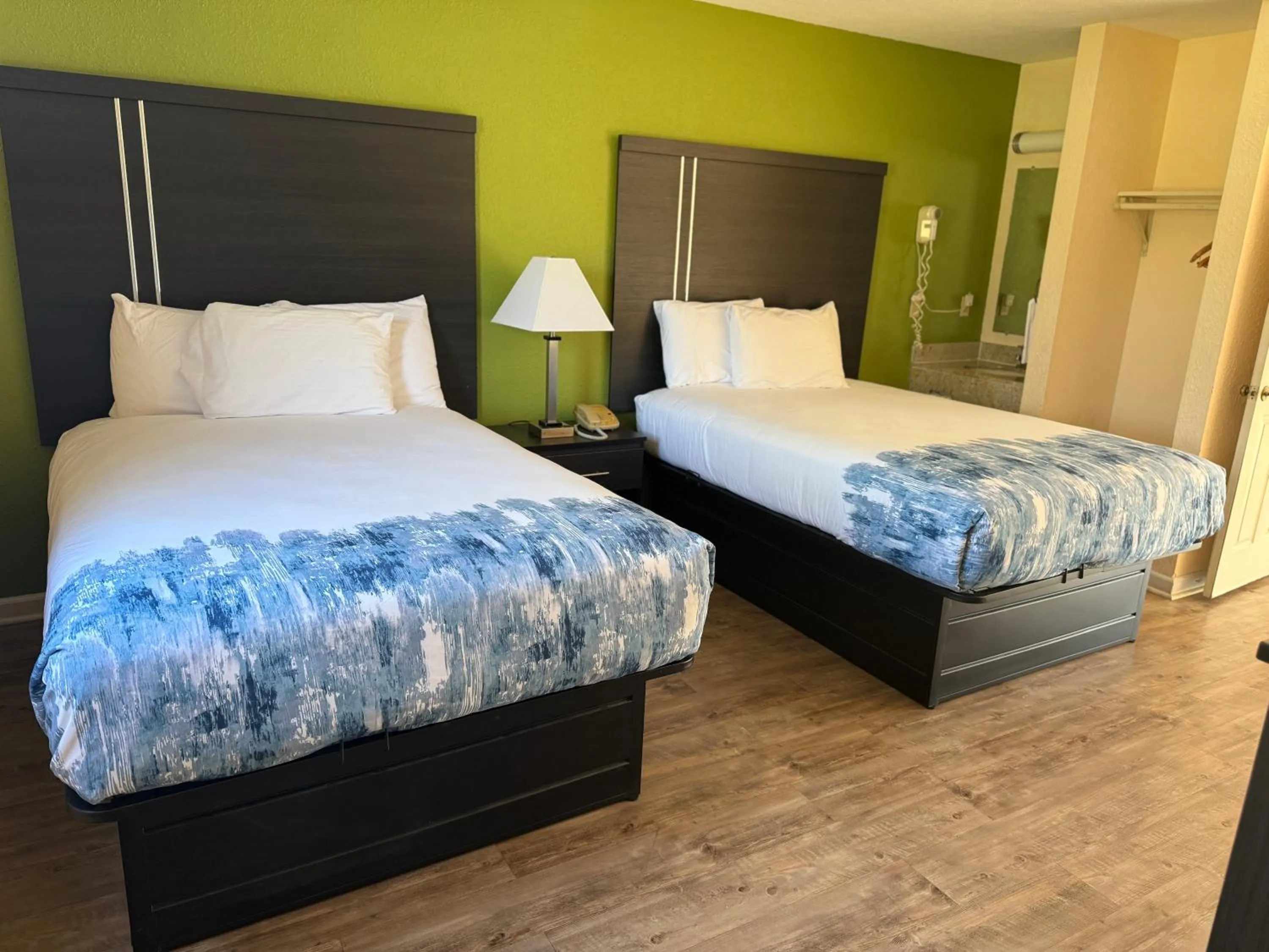 Bedroom, Bed in Mountain Valley Inn