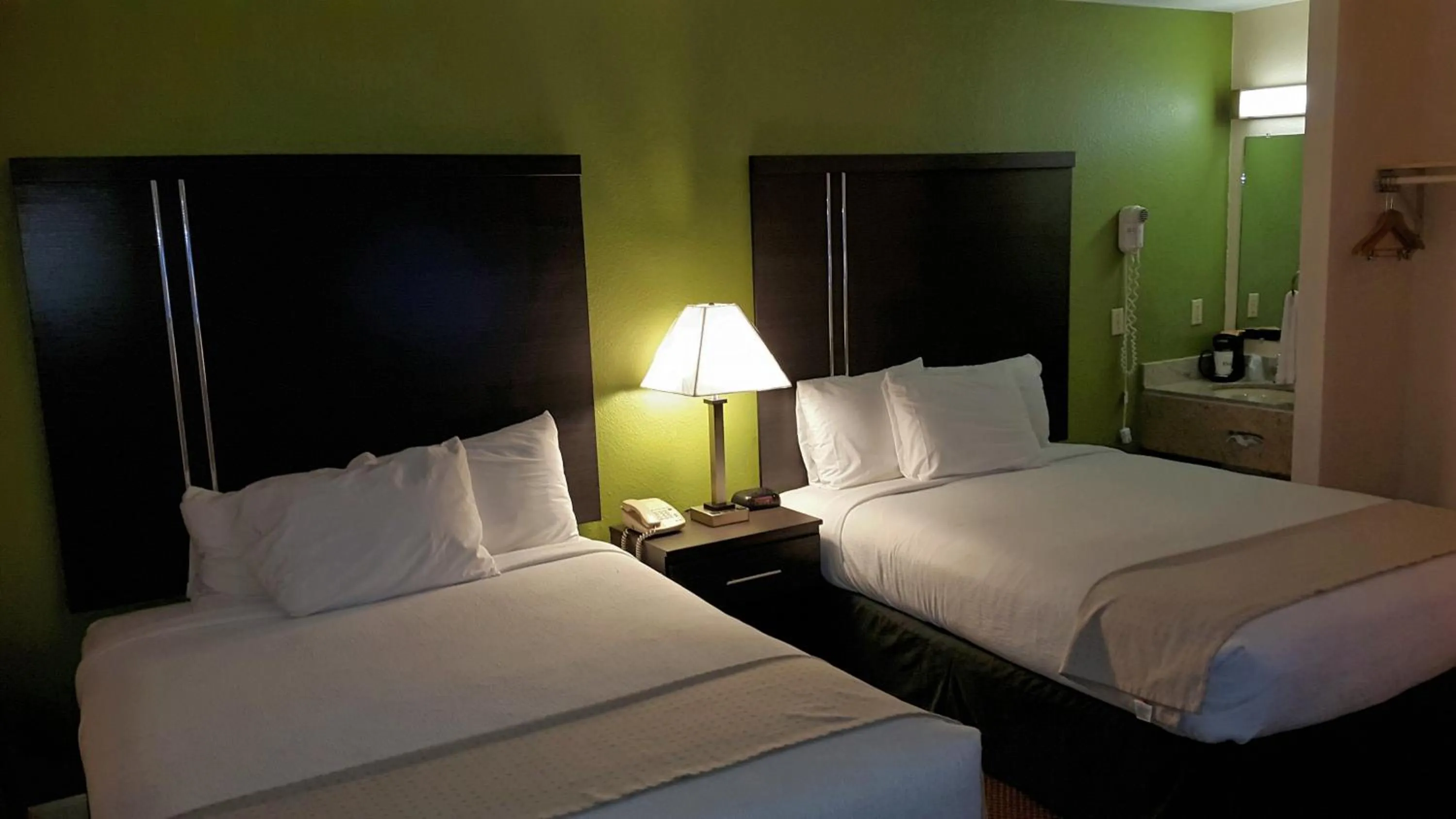 Bedroom, Bed in Mountain Valley Inn