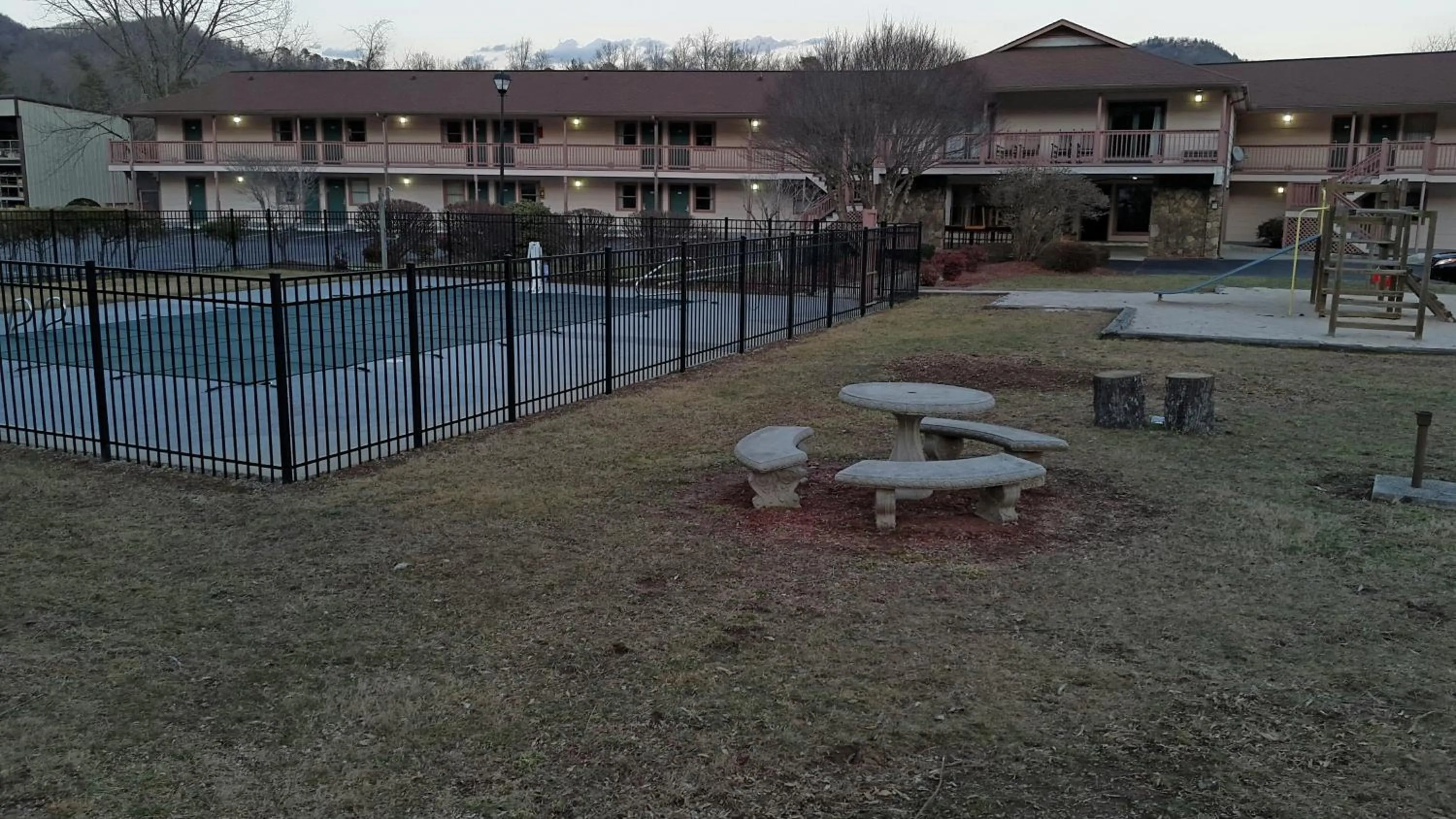 Swimming pool in Mountain Valley Inn