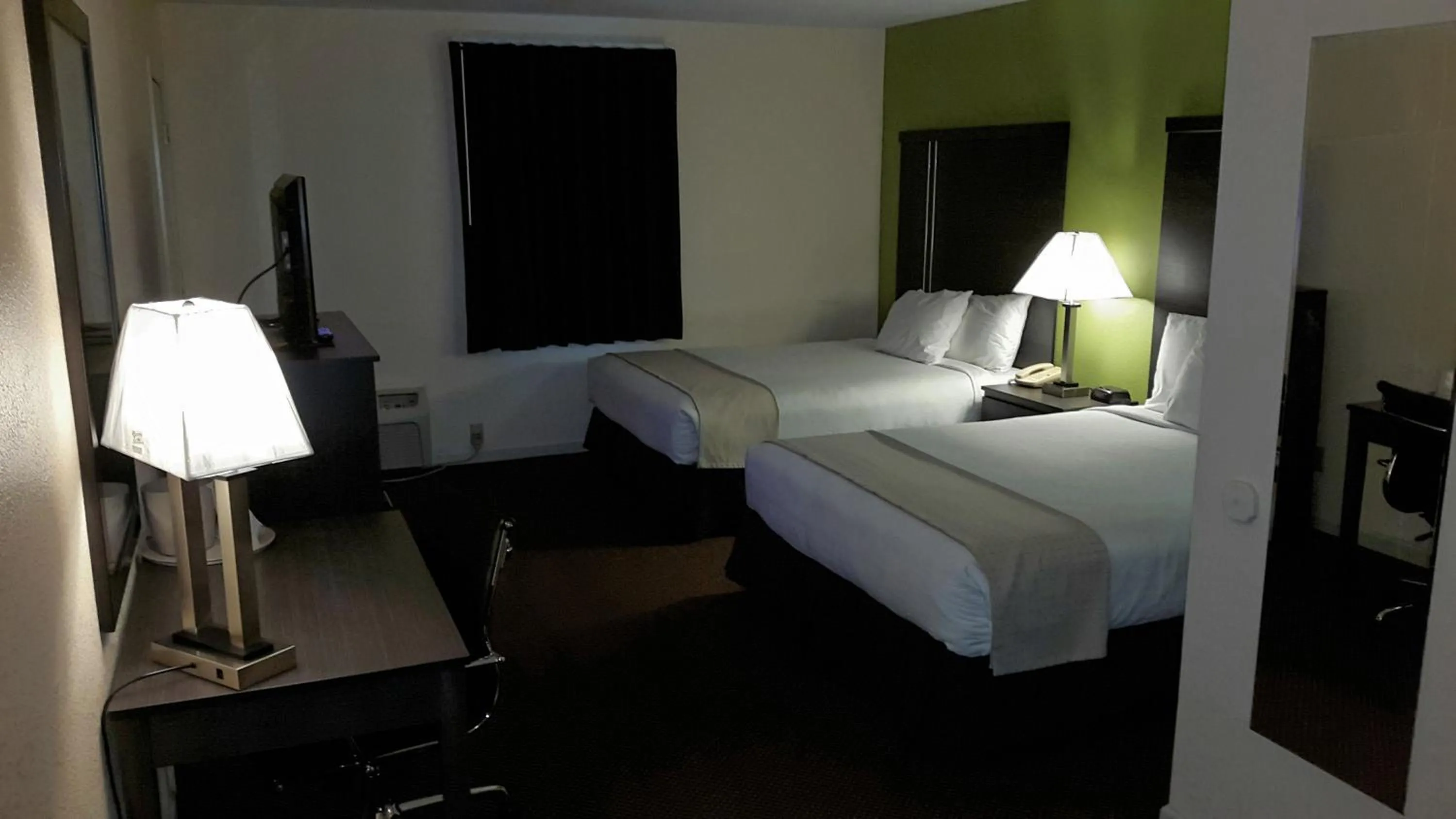 Bedroom, Bed in Mountain Valley Inn