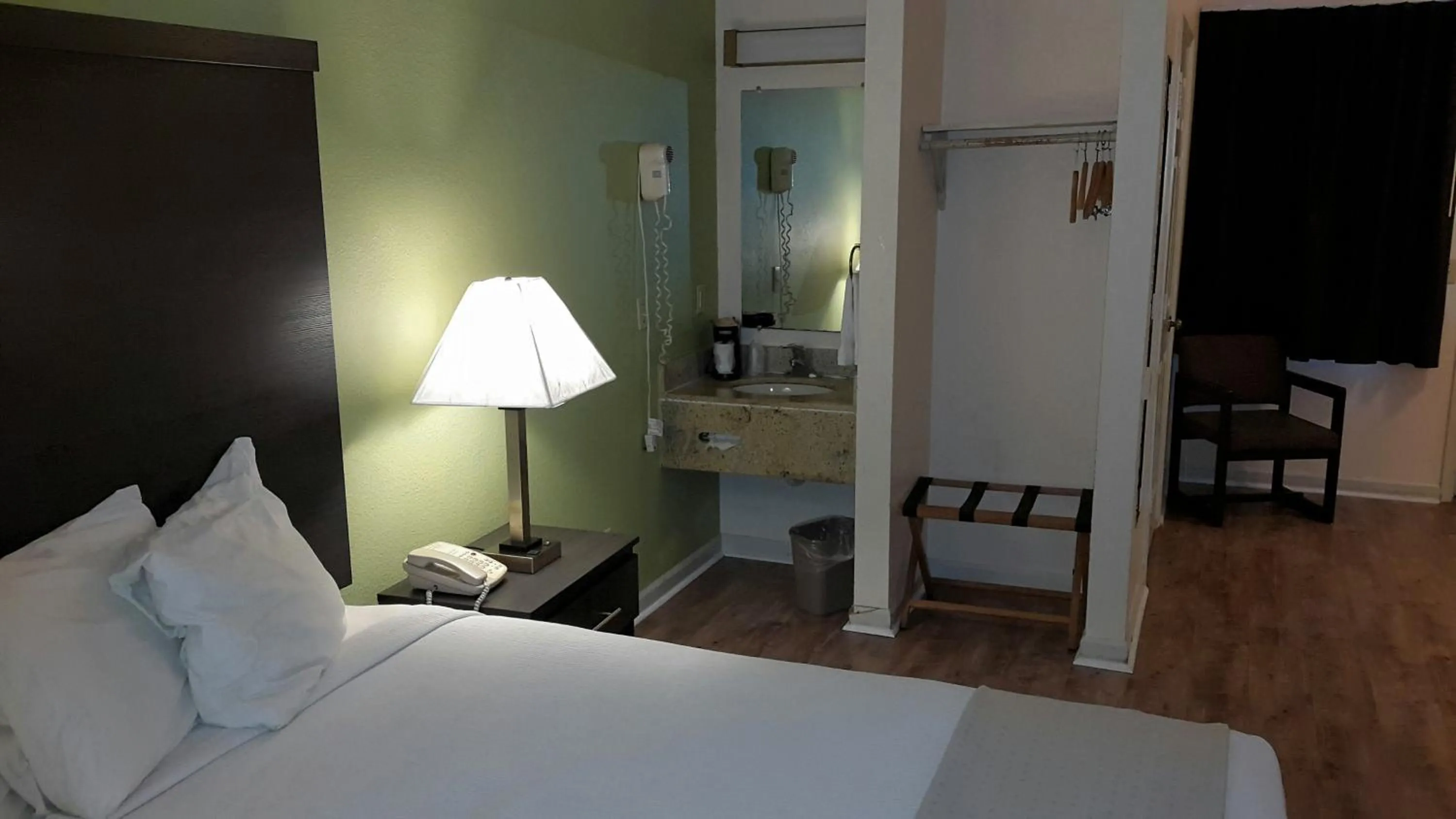 Bedroom, Bed in Mountain Valley Inn