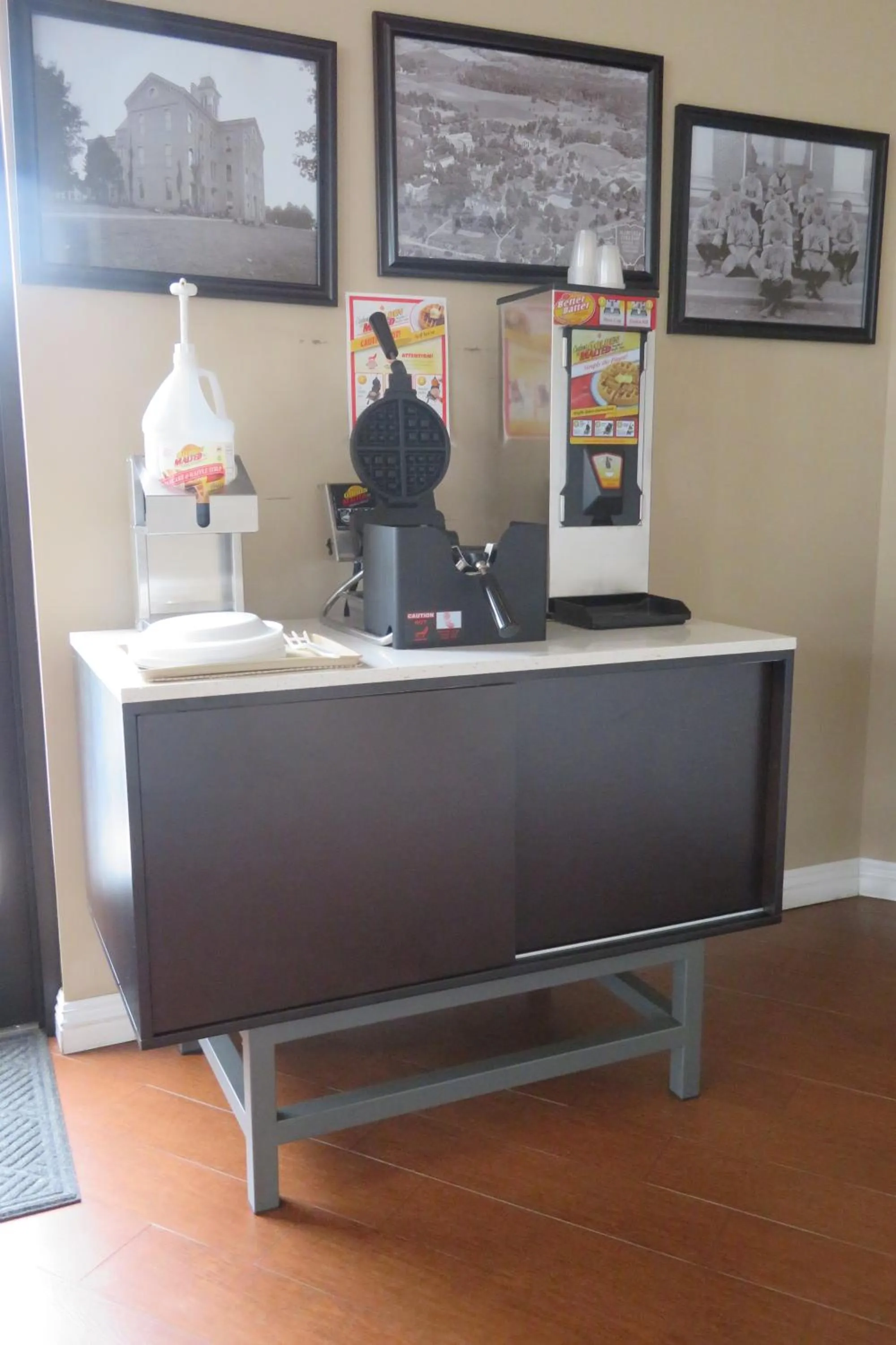 Continental breakfast in Luxbury Inn & Suites