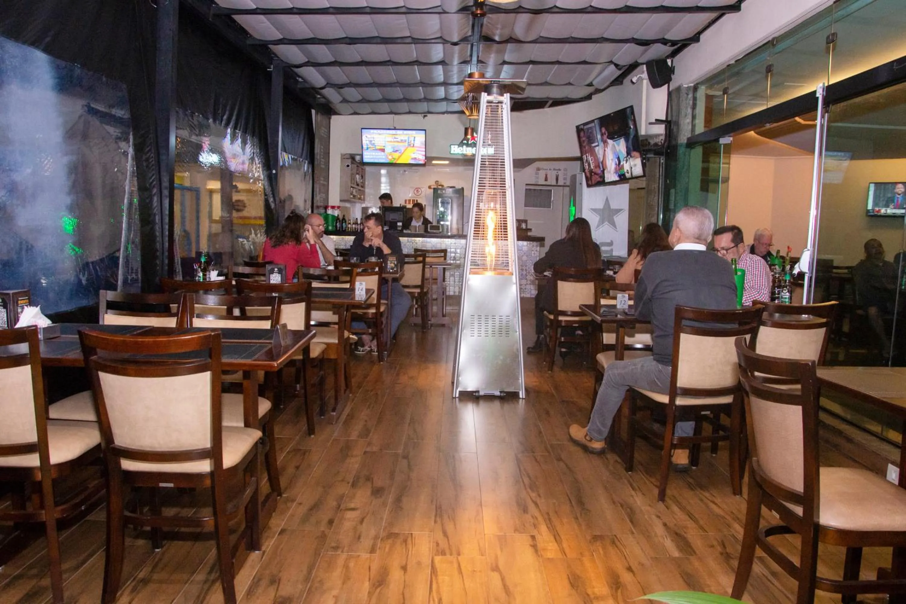 Restaurant/places to eat in HD Plaza Hotel