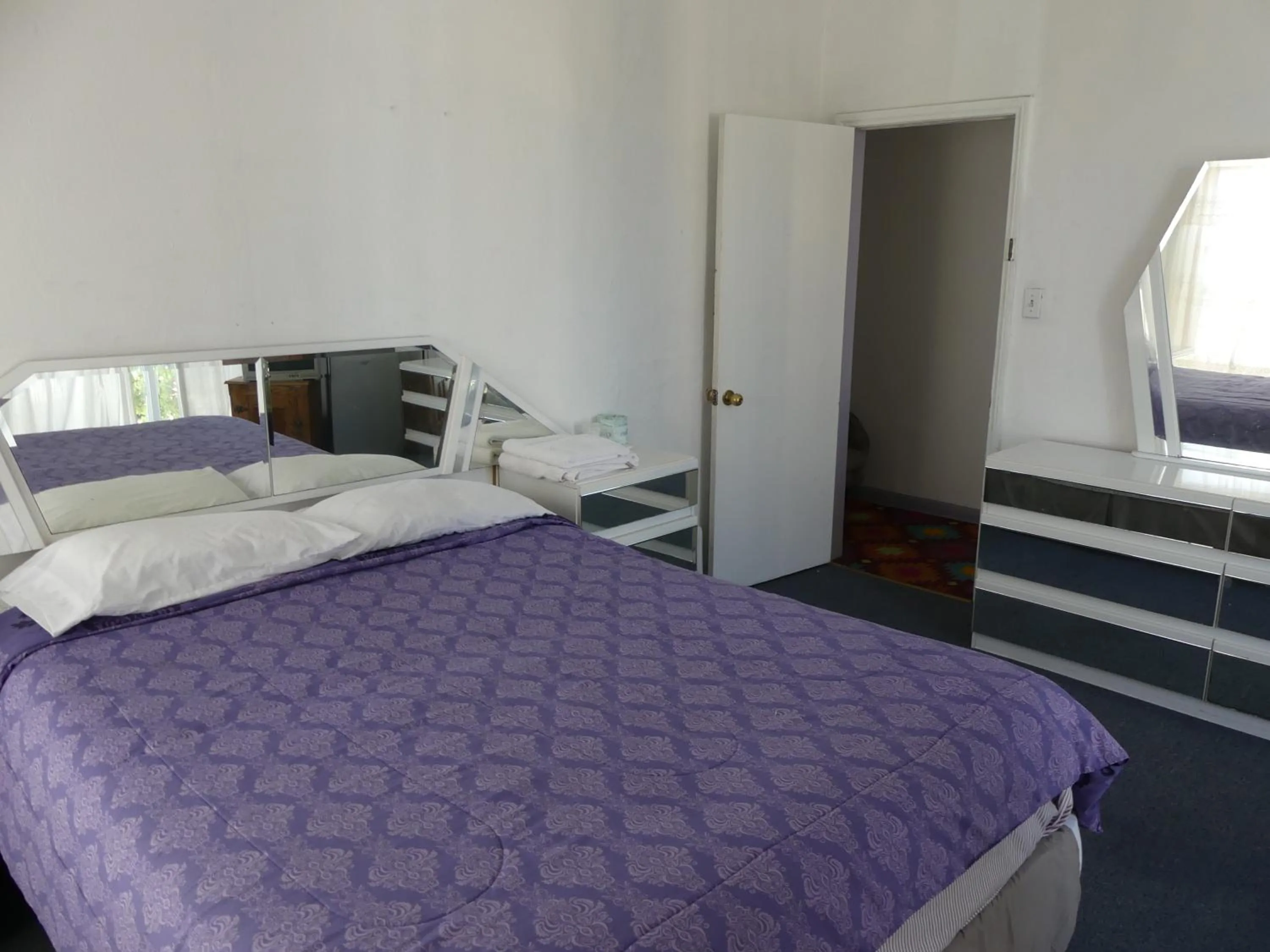 Bed in Wilshire Orange Hotel