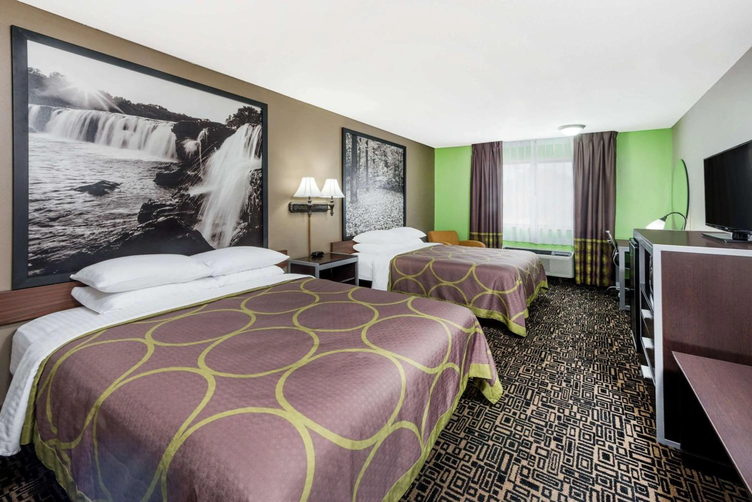 On site, Bed in Super 8 by Wyndham Warrensburg