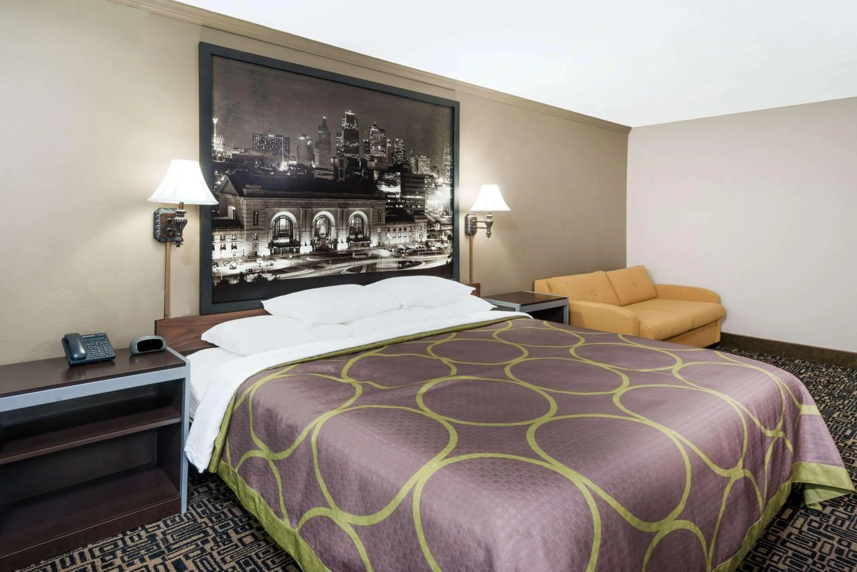 On site, Bed in Super 8 by Wyndham Warrensburg