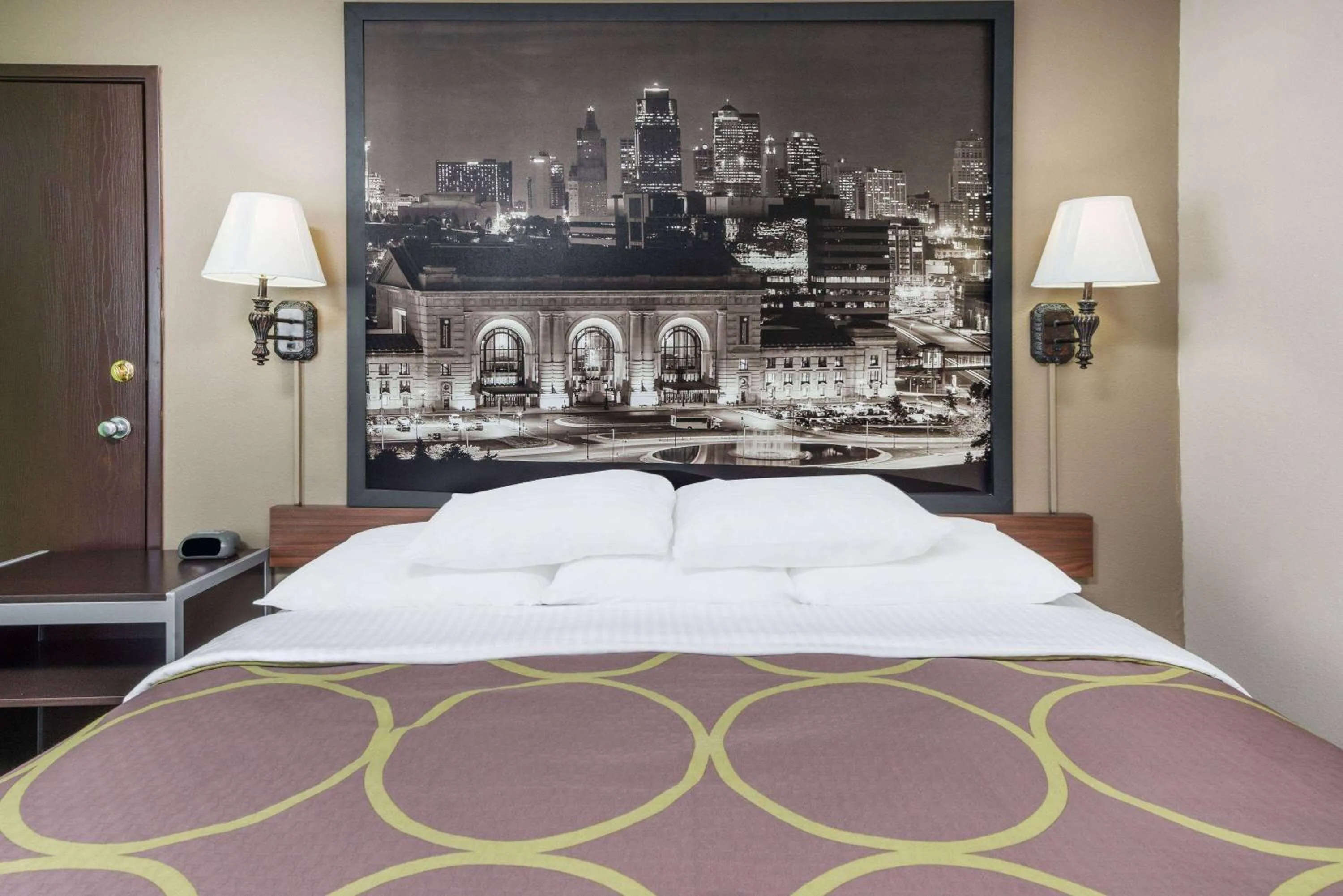 Photo of the whole room, Bed in Super 8 by Wyndham Warrensburg