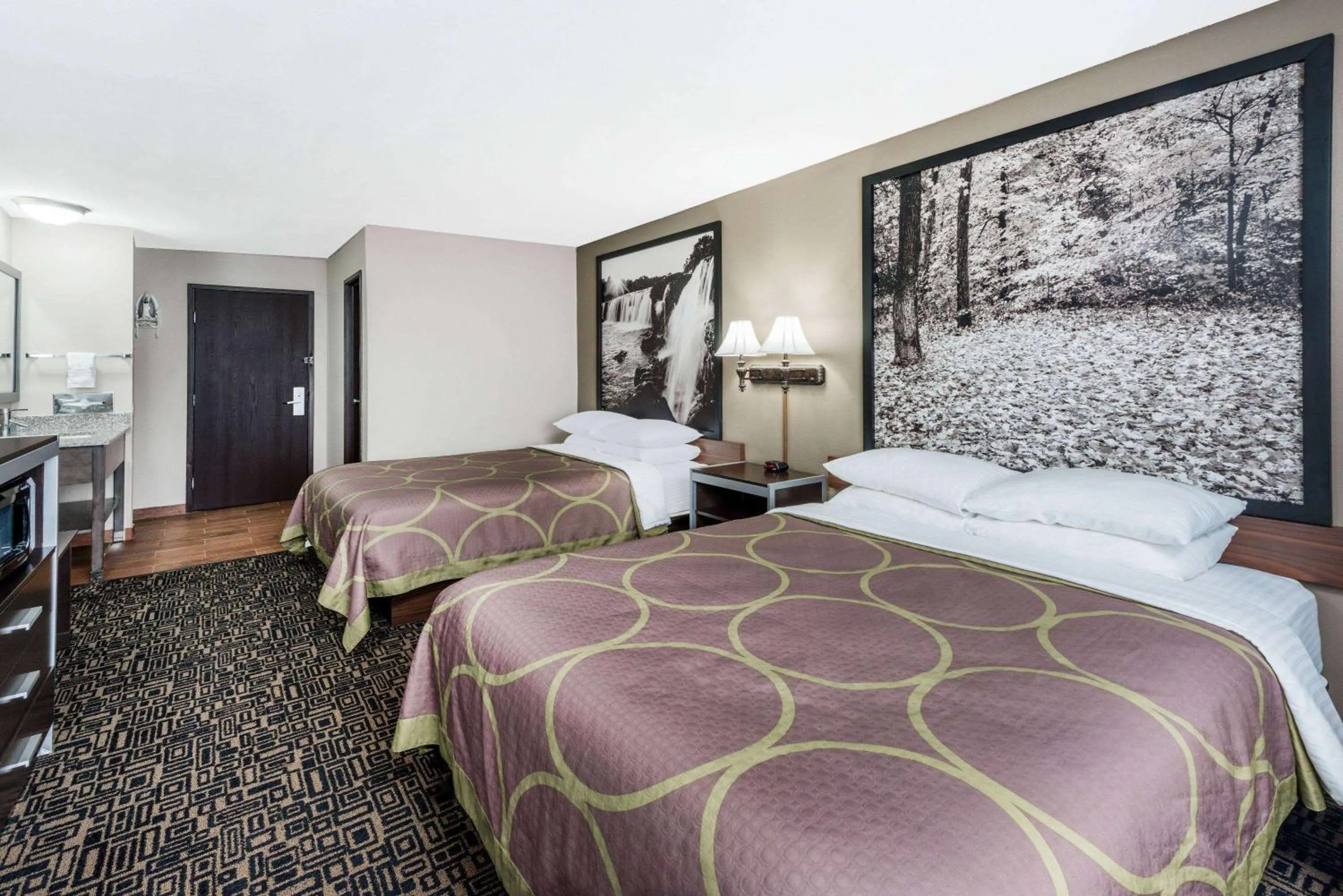 Photo of the whole room, Bed in Super 8 by Wyndham Warrensburg