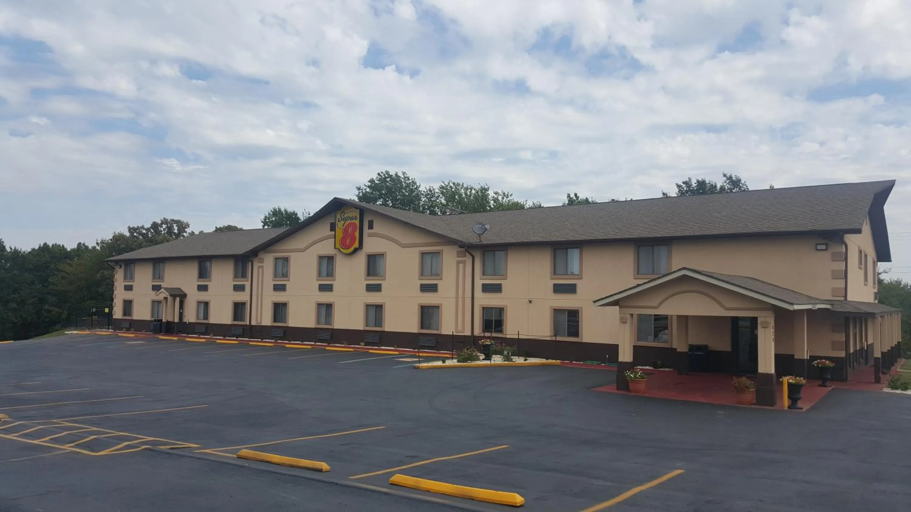 Property building in Super 8 by Wyndham Warrensburg