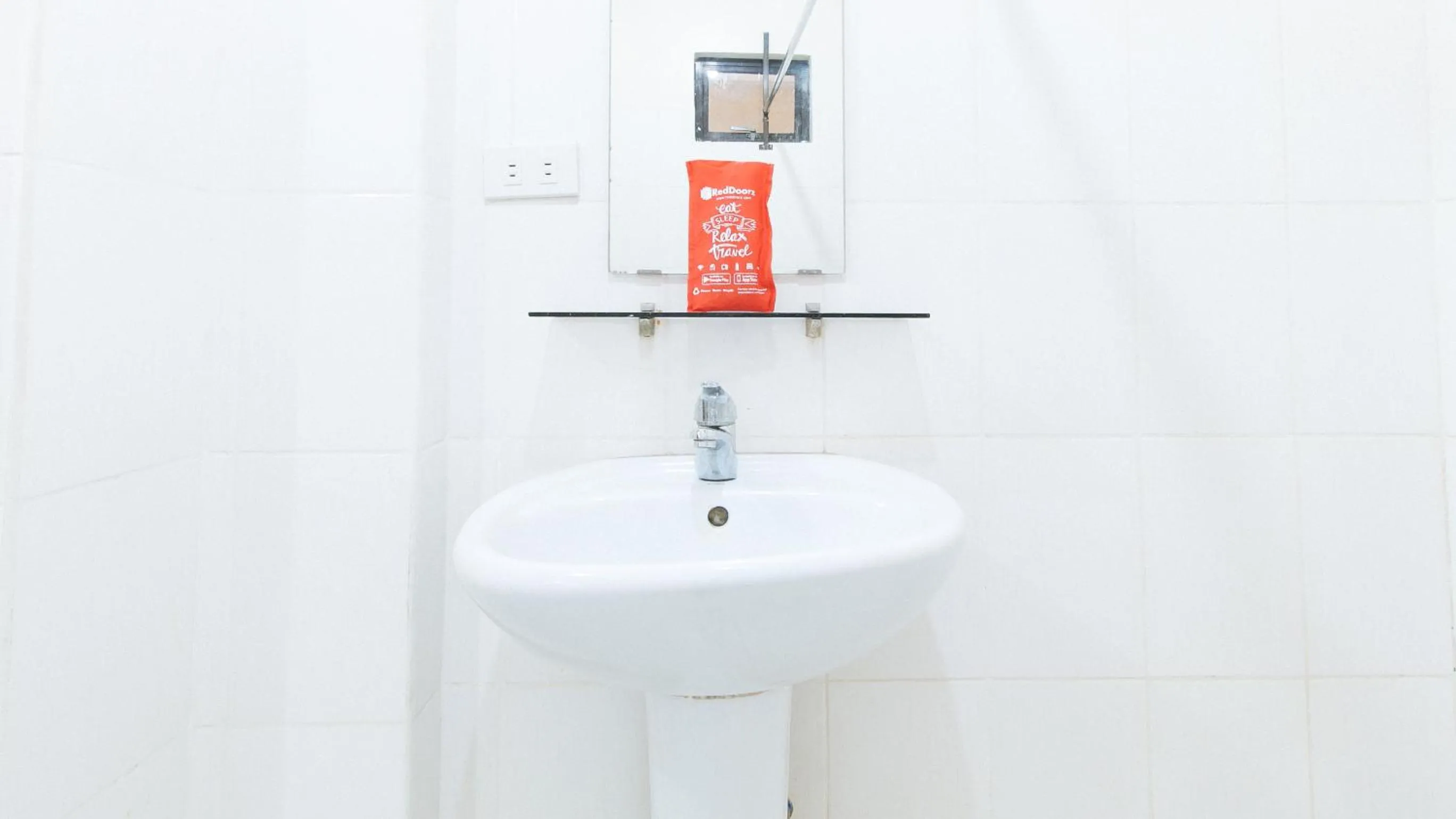 Bathroom in RedDoorz near Bambang Station