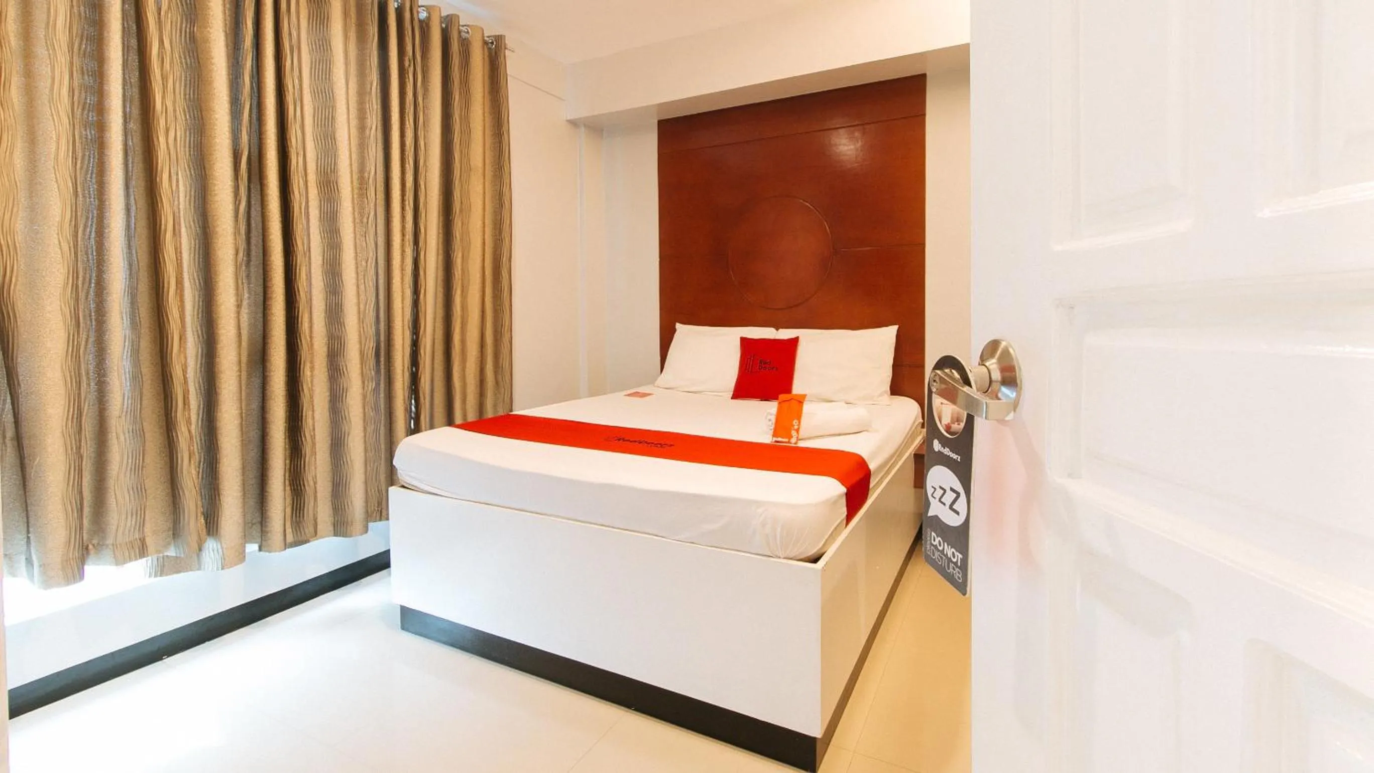 Photo of the whole room, Bed in RedDoorz near Bambang Station
