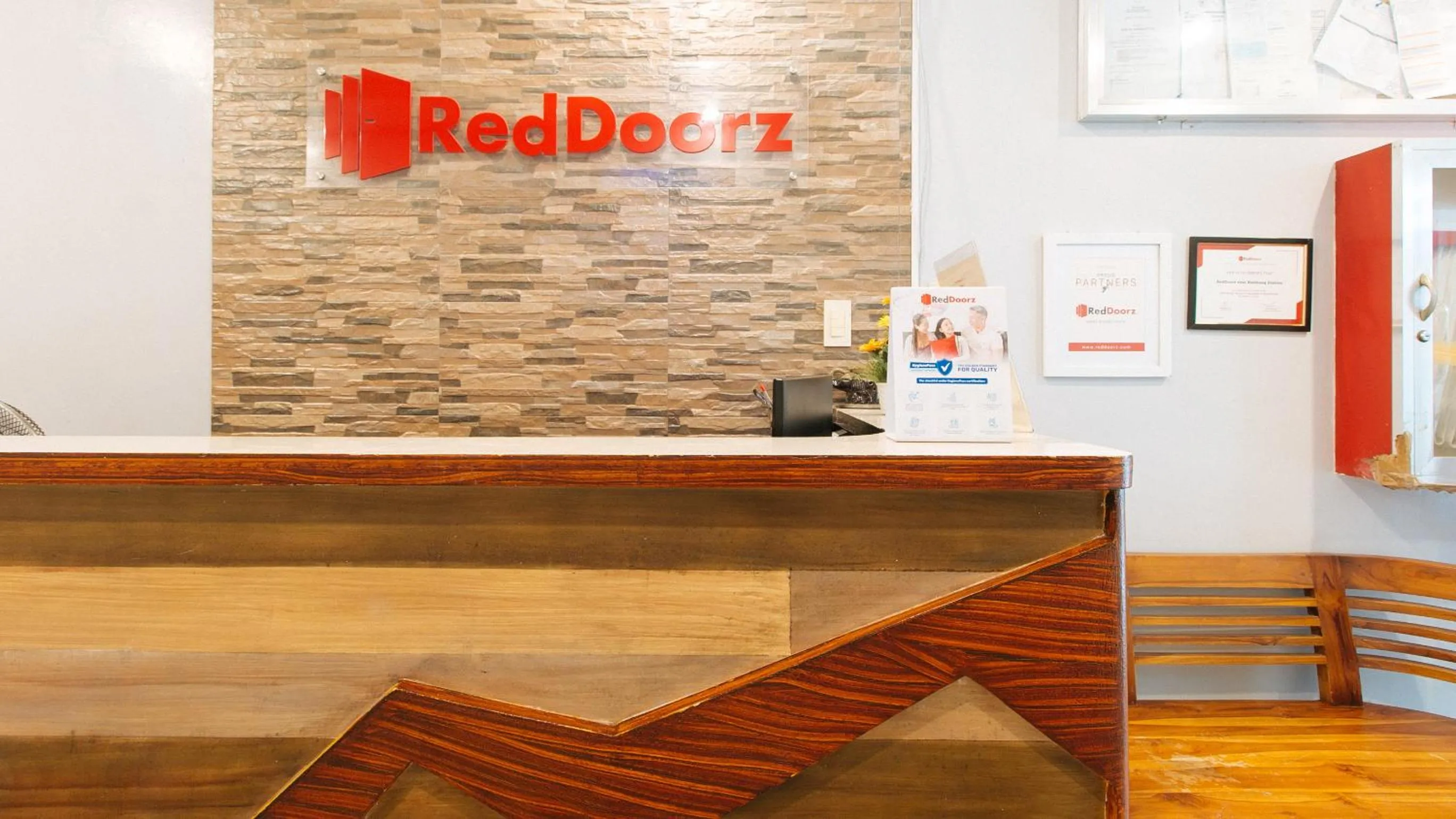 Lobby or reception in RedDoorz near Bambang Station