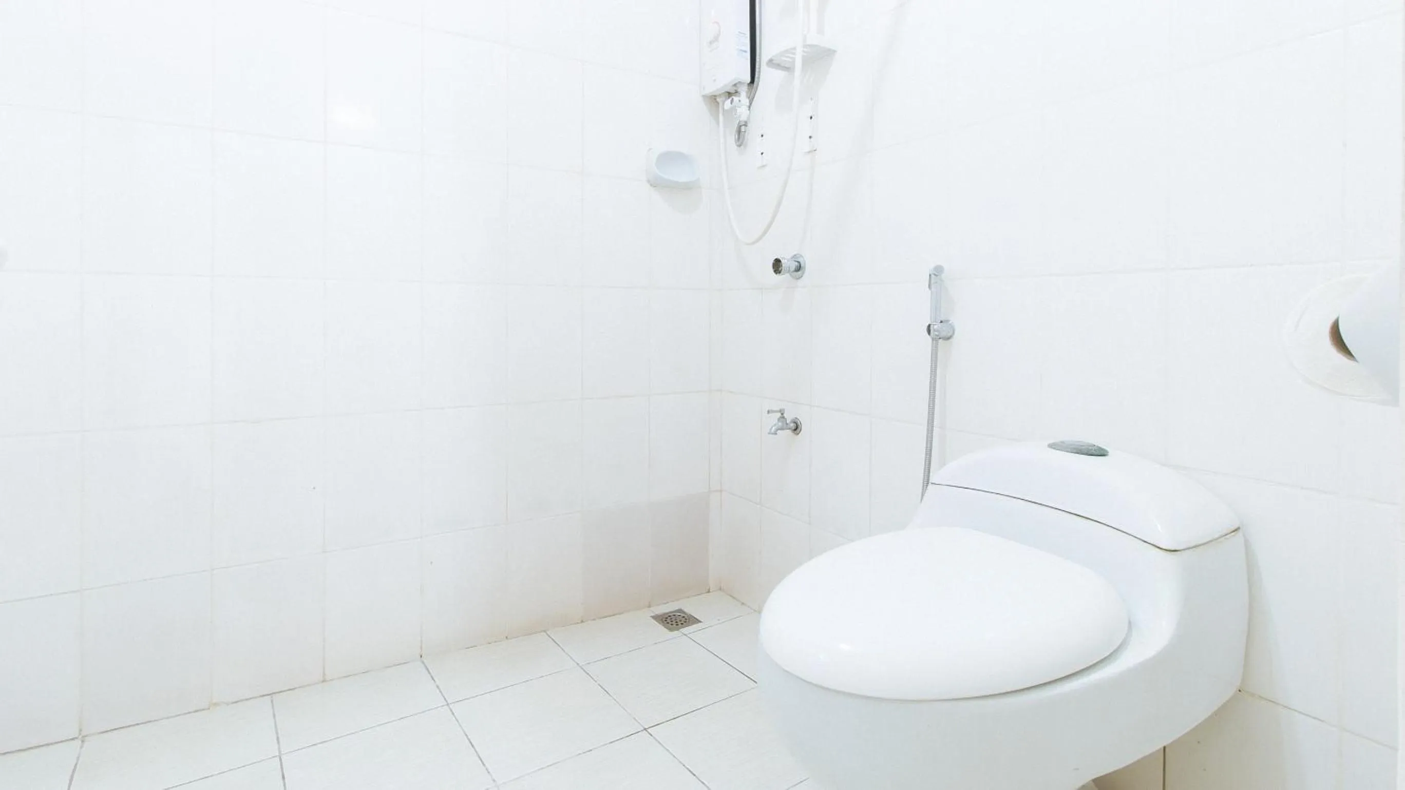 Shower in RedDoorz near Bambang Station