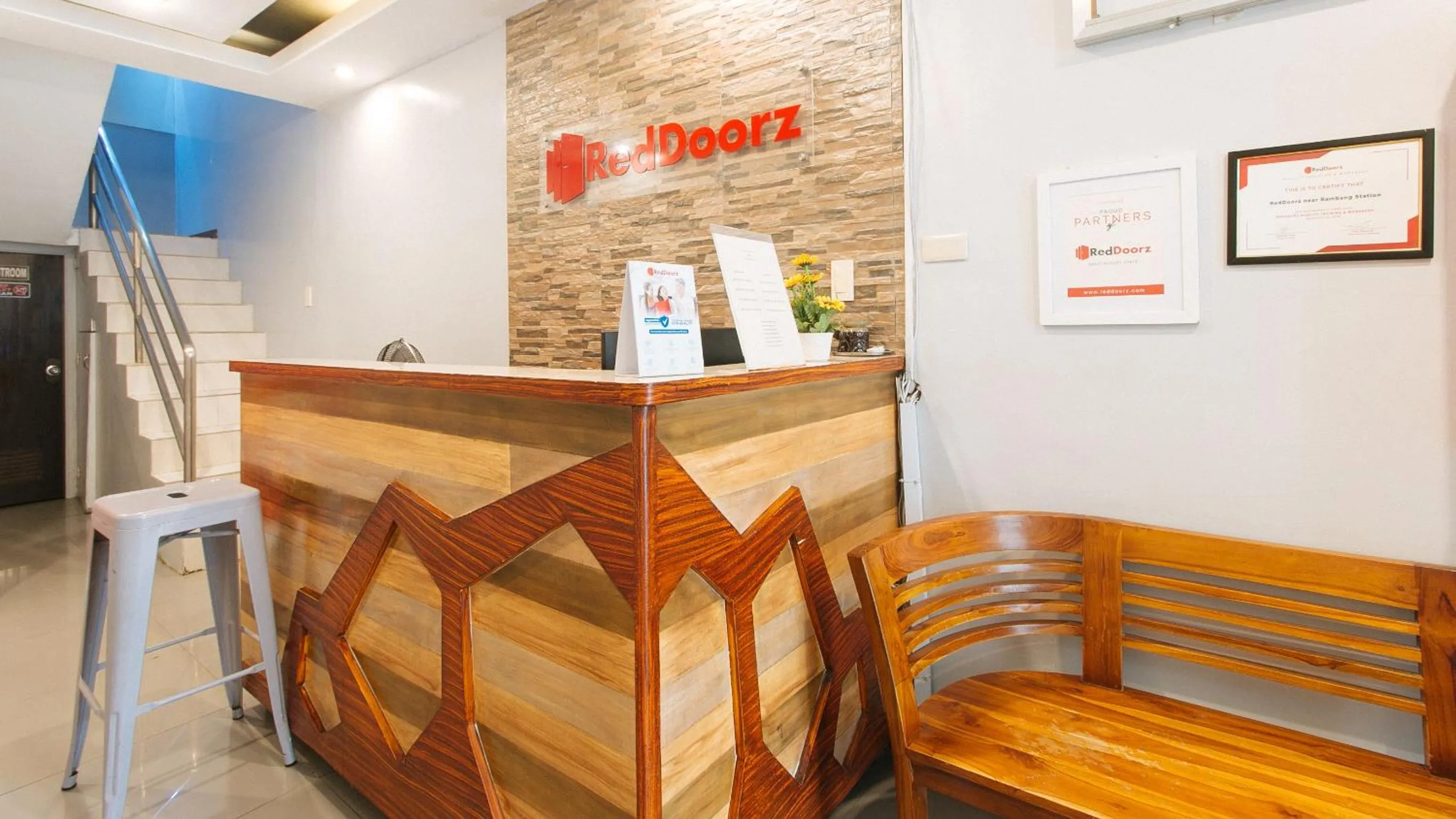 Lobby or reception in RedDoorz near Bambang Station