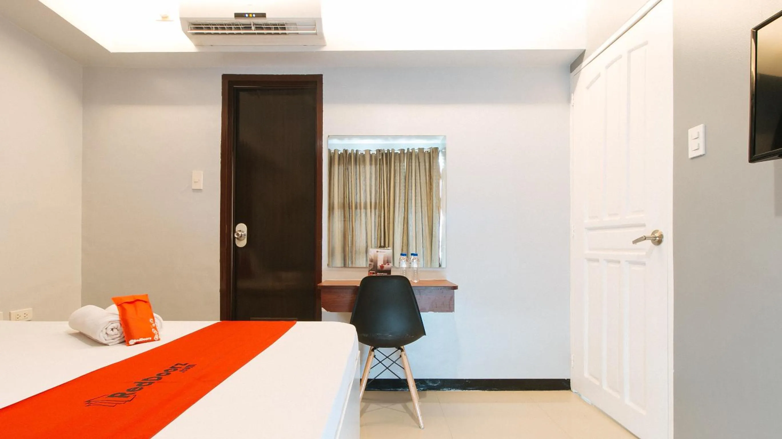 TV and multimedia, Bed in RedDoorz near Bambang Station