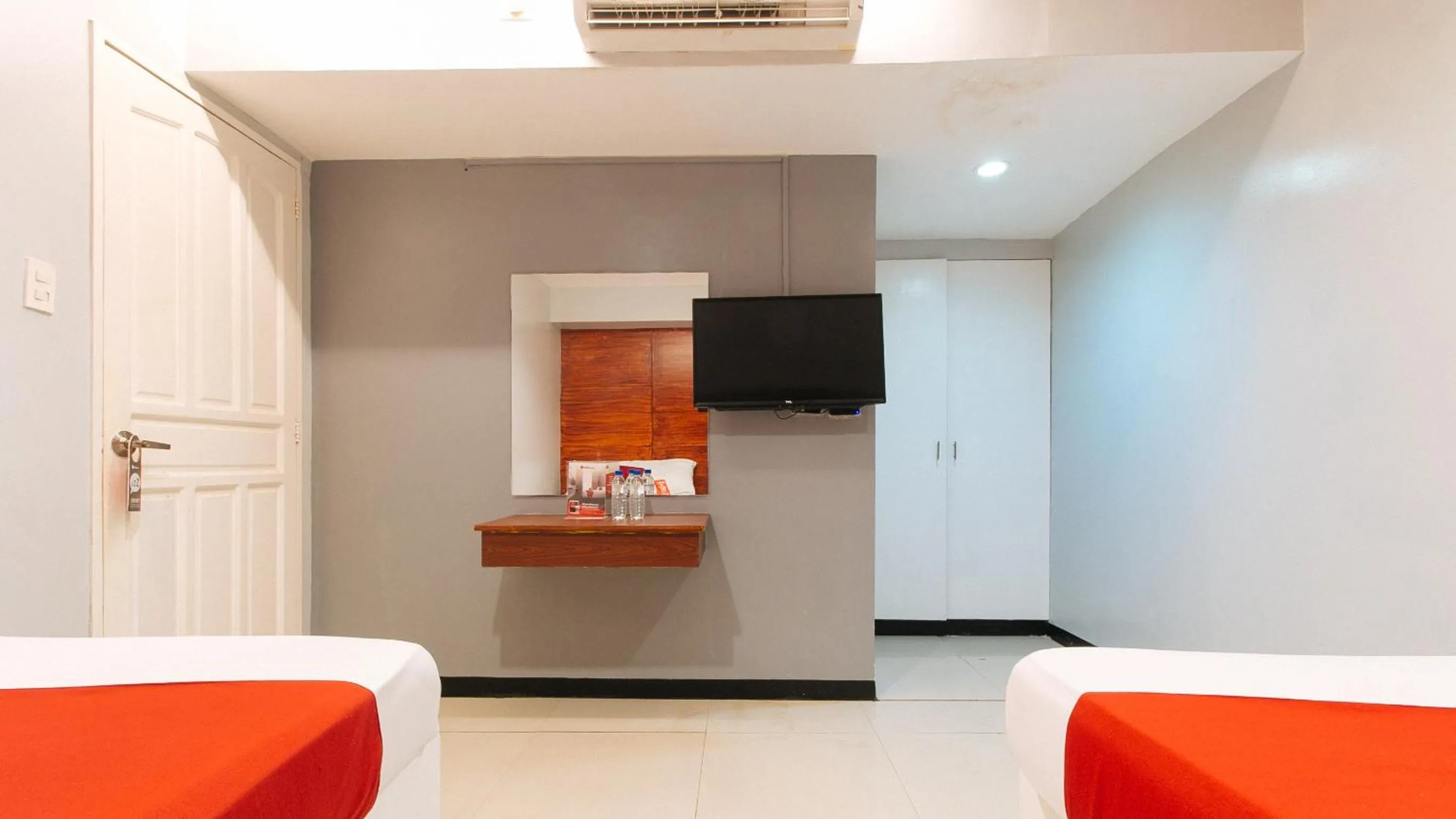 Bedroom, Bed in RedDoorz near Bambang Station