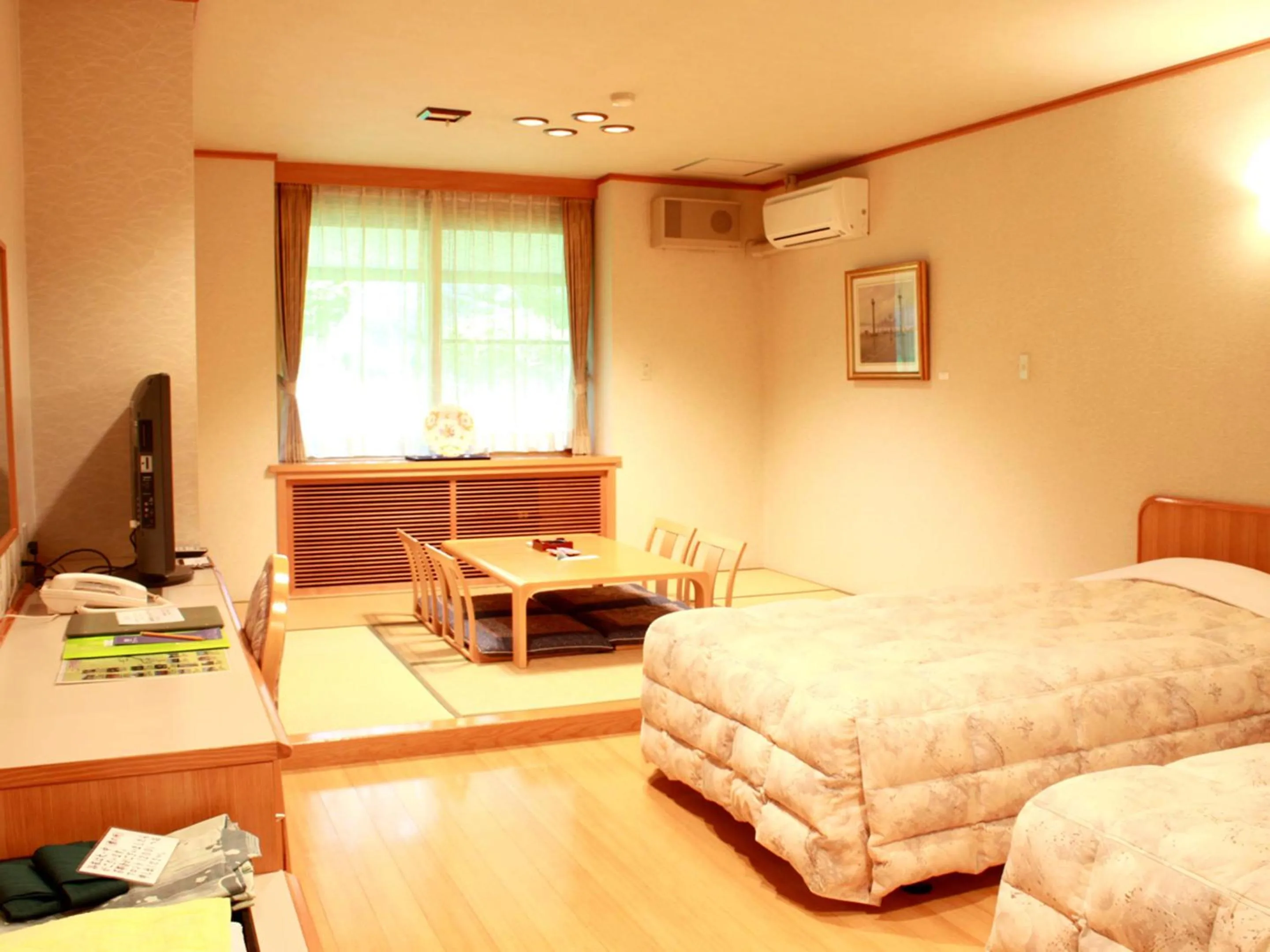 Photo of the whole room, Bed in Megahira Onsen Quelle Yoshiwa
