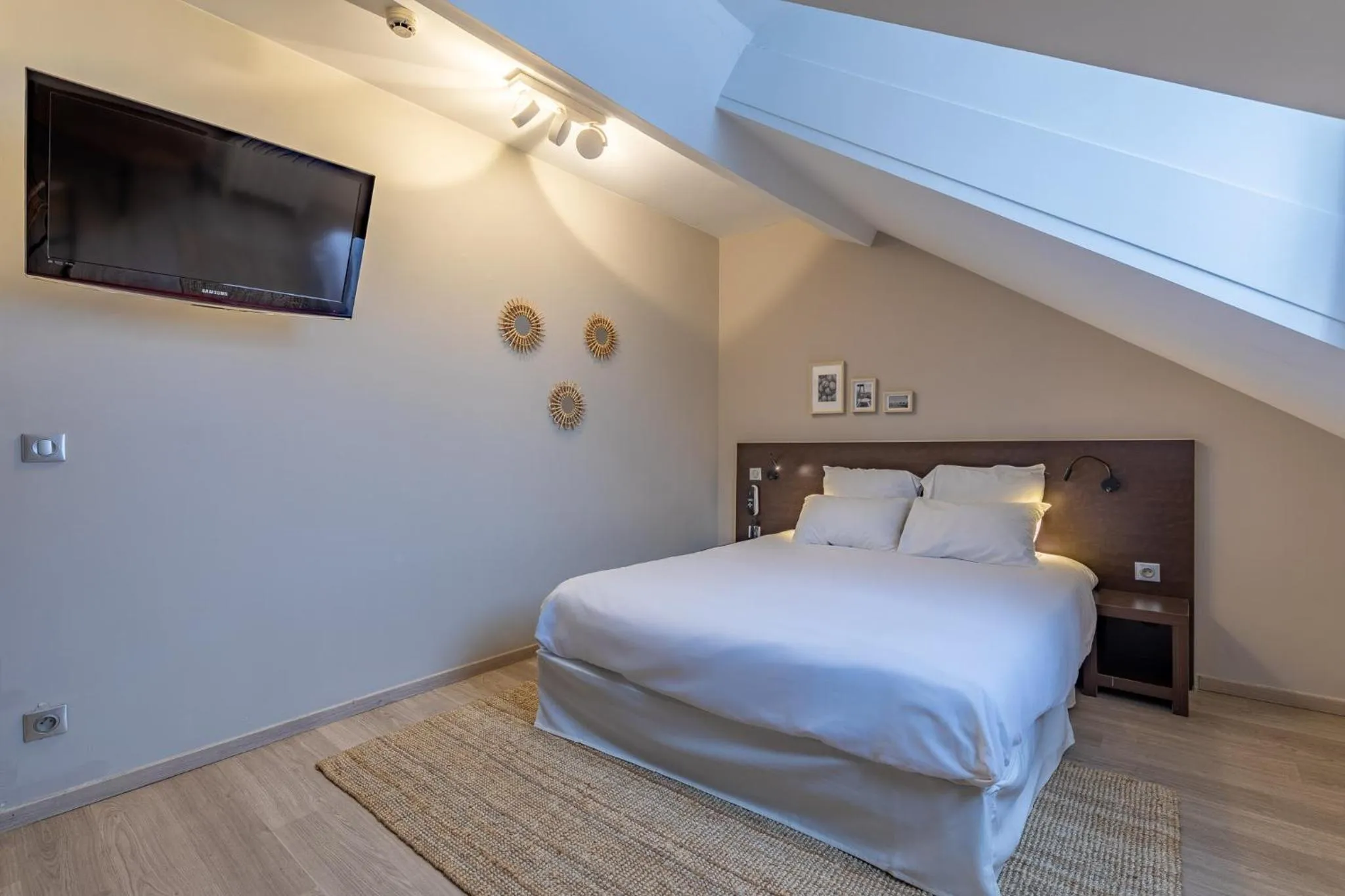 Bedroom, Bed in 1924 Hôtel