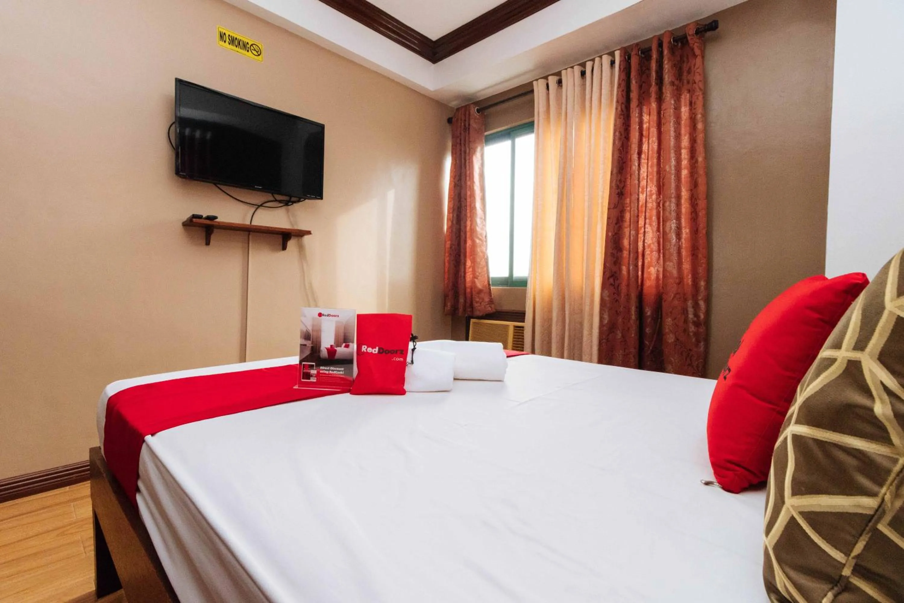 Bedroom, Bed in RedDoorz at Moonwalk Paranaque