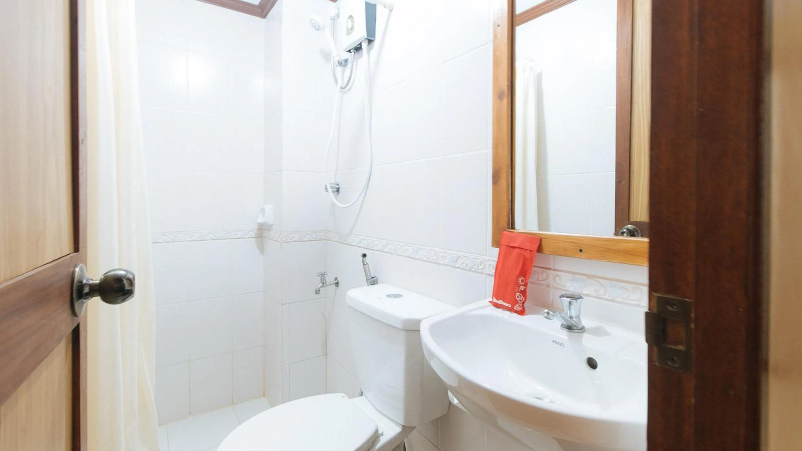 Toilet in RedDoorz at Moonwalk Paranaque