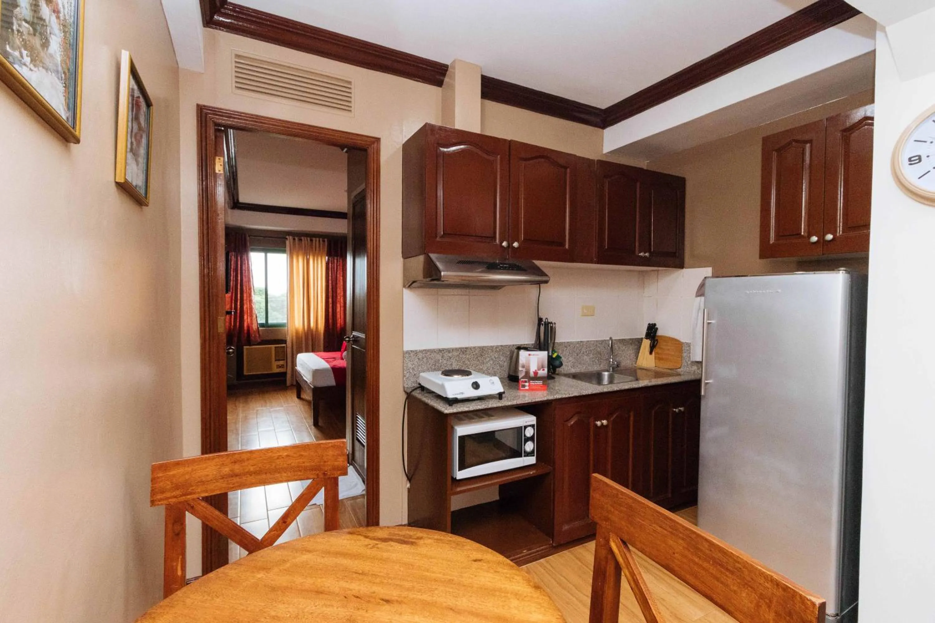 Kitchen or kitchenette in RedDoorz at Moonwalk Paranaque